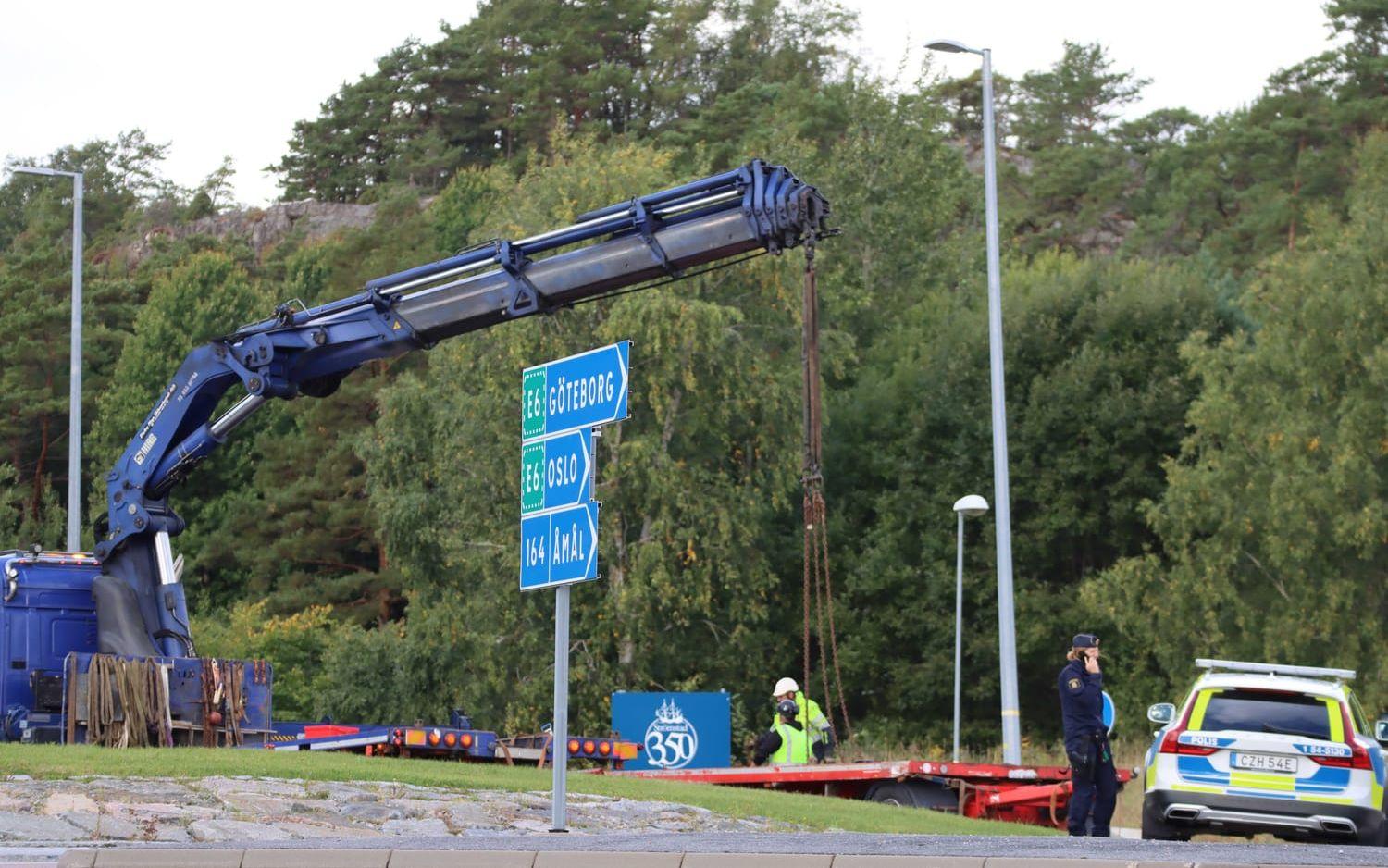 Ett släp har tappats från en lastbil i rondellen vid södra infarten till Strömstad. 
