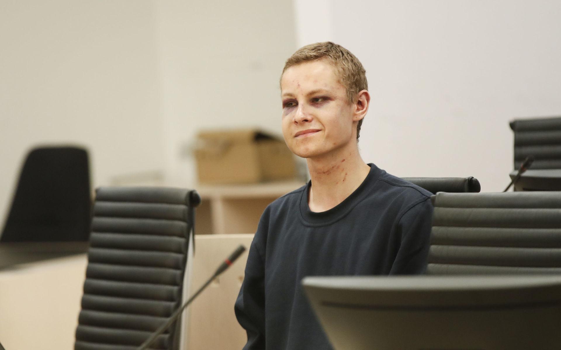 21-årige Philip Manshaus satt och log i rätten under förhandlingens inledning. 