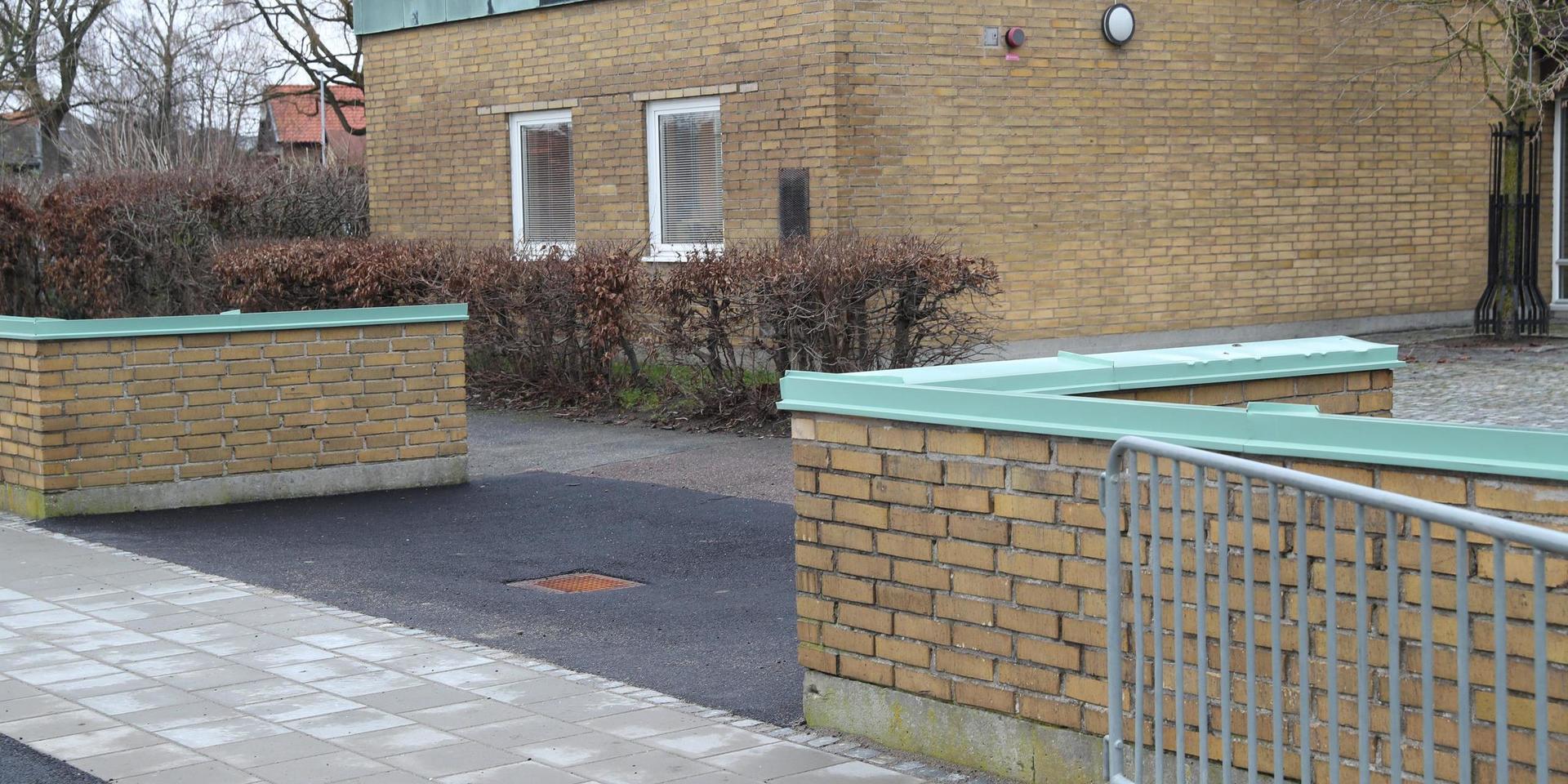 En skolelev fick livshotande skador i samband med ett bråk på en skola i Trelleborg.