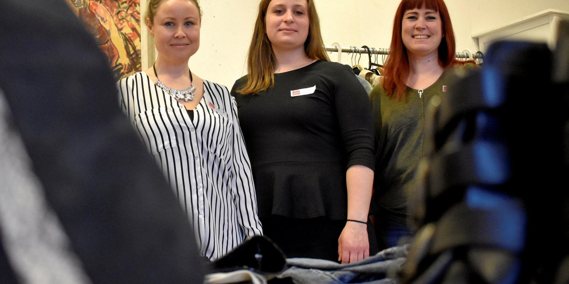 Erika Kvarnlöf, Regina Johansson och Liza Kettil arrangerar tillsammans klädbytardagen i Munkedal.