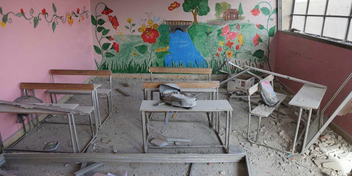 Ett förstört klassrum i östra Ghouta, en förstad till Syriens huvudstad Damaskus. Över 1 100 barn lider av akut undernäring i det belägrade området, enligt FN:s barnfond Unicef.
