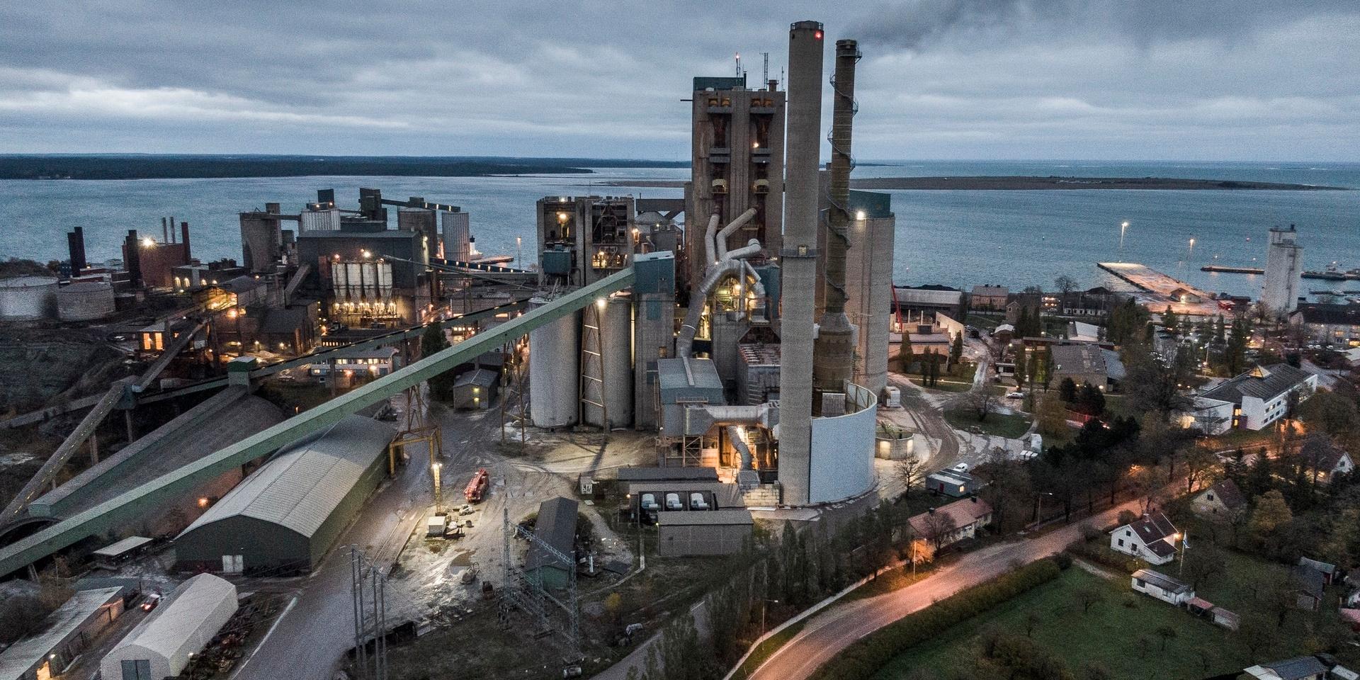 Cementafabriken bryter av landskapet i Slite på östra Gotland. Anläggningen släpper ut cirka två miljoner ton koldioxid varje år. 