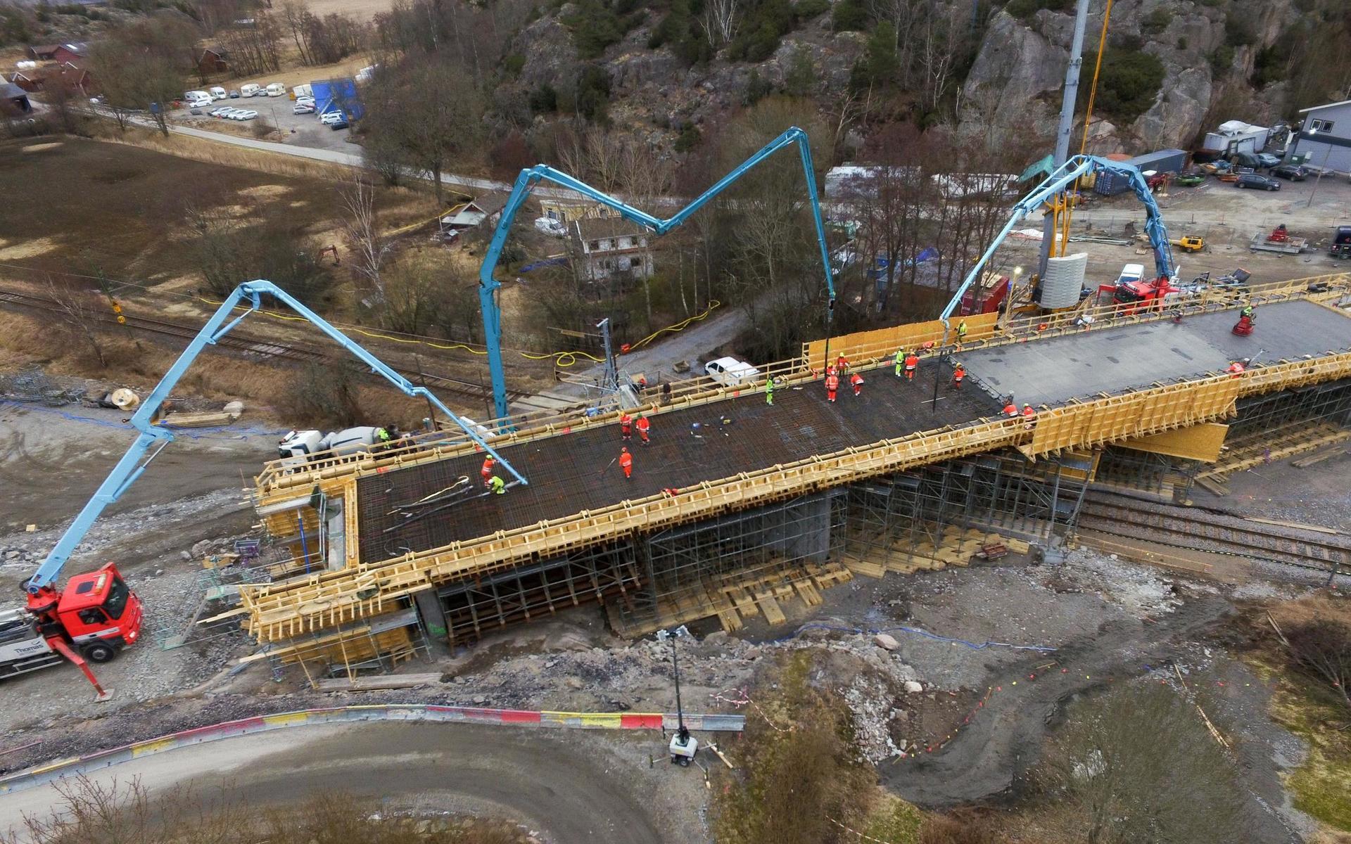 Nya bron vid Säm. Gjutning med betong.
