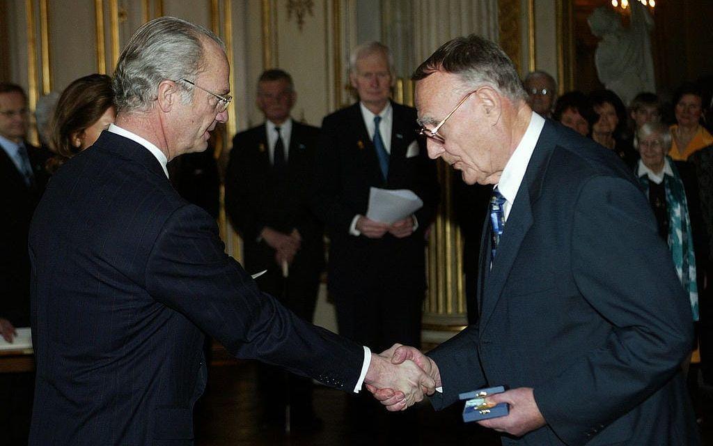 2004, Direktör Kamprad tilldelades konungens medalj 12e storleken i serafimerordens band.