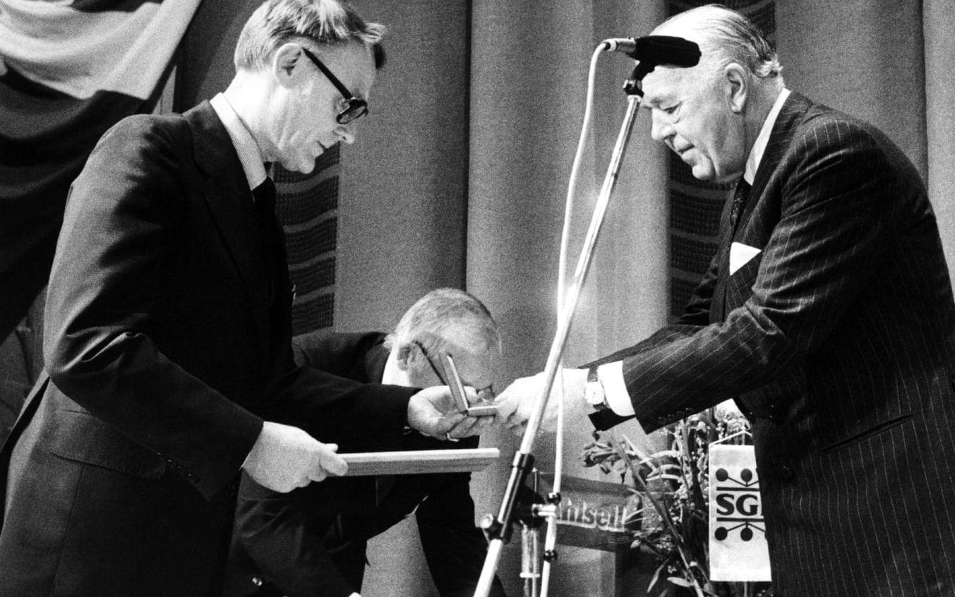 1977, IKEA:s direktör Ingvar Kamprad (tv) mottager det nyinstiftade Ahlsell-priset som utdelas av prins Bertil, under Sveriges Grossistförbunds årsmöte i Konserthuset.
