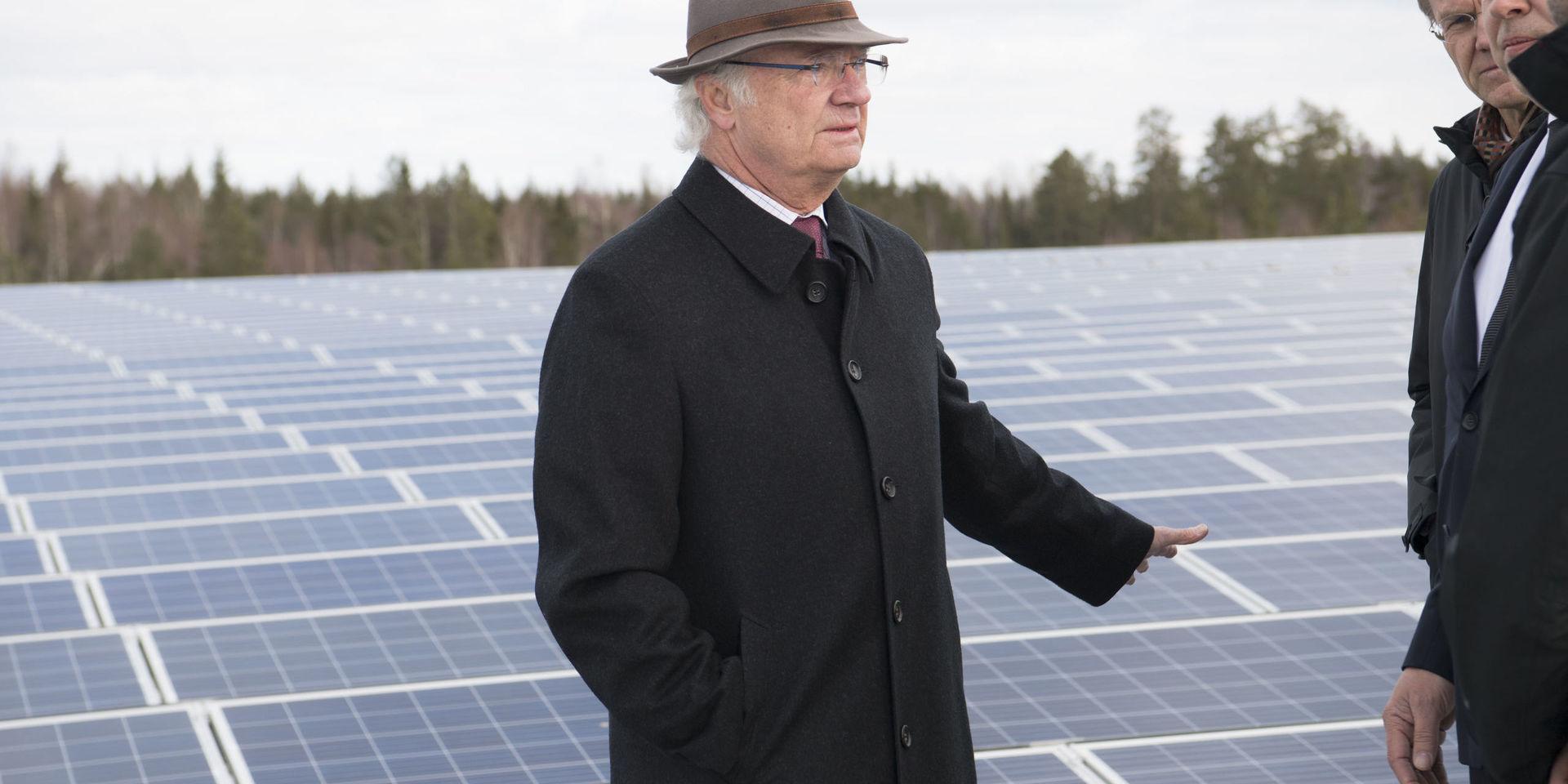 Kung Carl XVI Gustaf besöker företaget Apoteas logistikcenter i Uppland. På taket finns Sveriges största solcellsanläggning. Arkivbild.