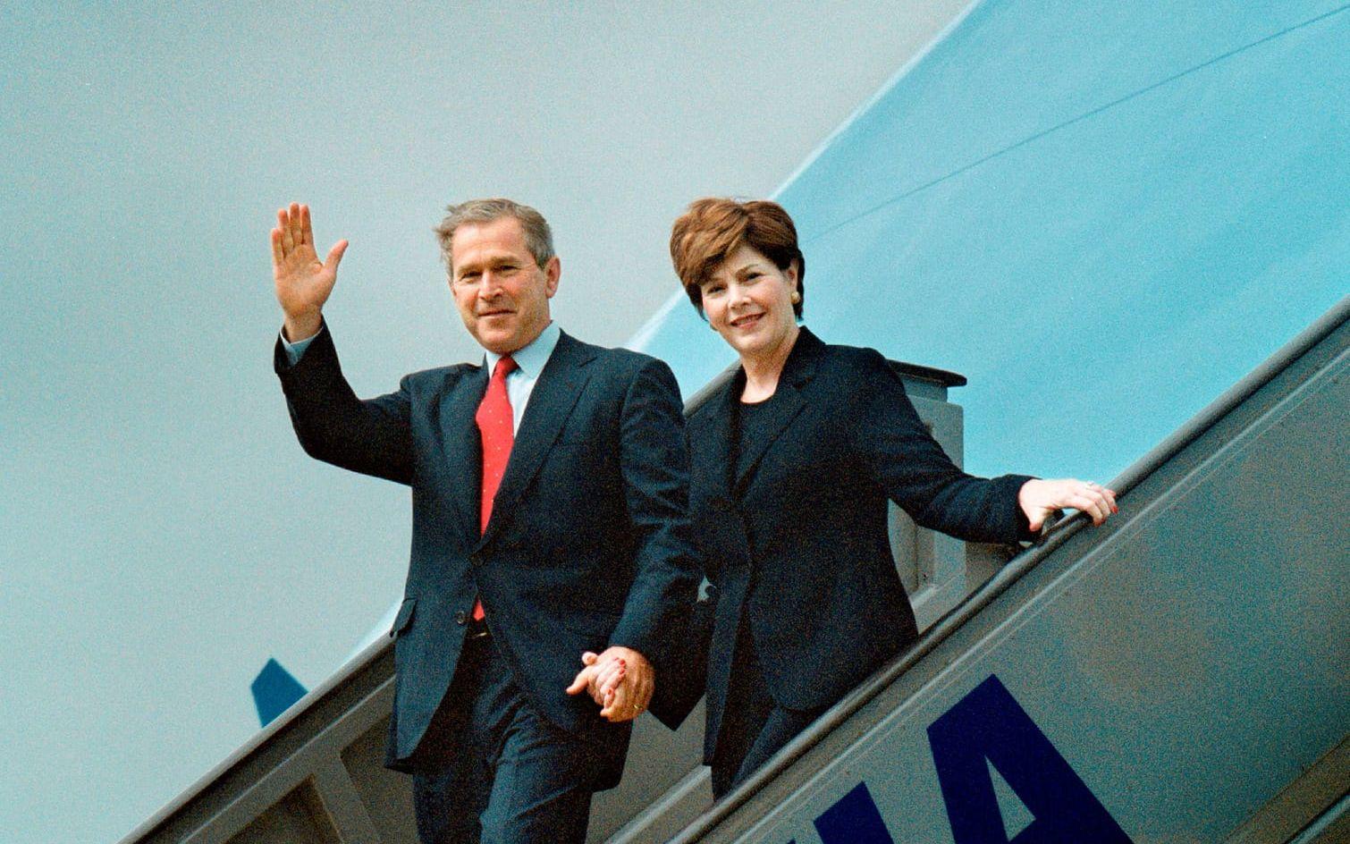 George Bush, här med hustrun Laura på Landvetter, var det första sittande amerikanska presidenten som besökte Sverige. Bild: Kent Hallgren
