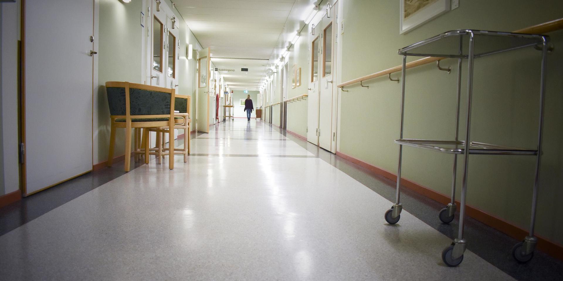 Sjukhusledningen kan jobba hemifrån, och skulle de behöva träffas finns det gott om tomma lokaler på Uddevalla sjukhus, menar Bergfinn Tveit.