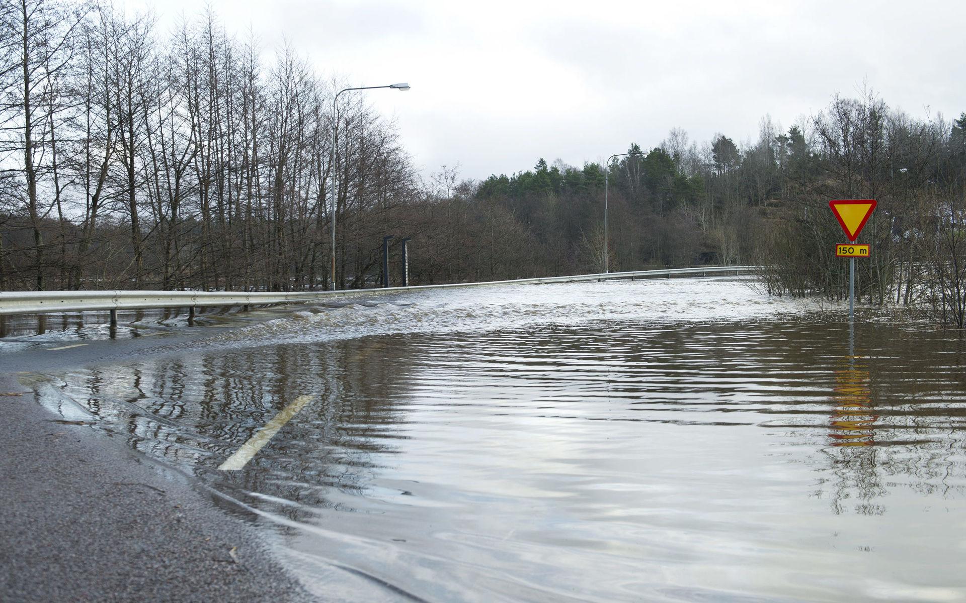 Översvämning på Björbäcksvägen mellan Groröd och Ramseröd.