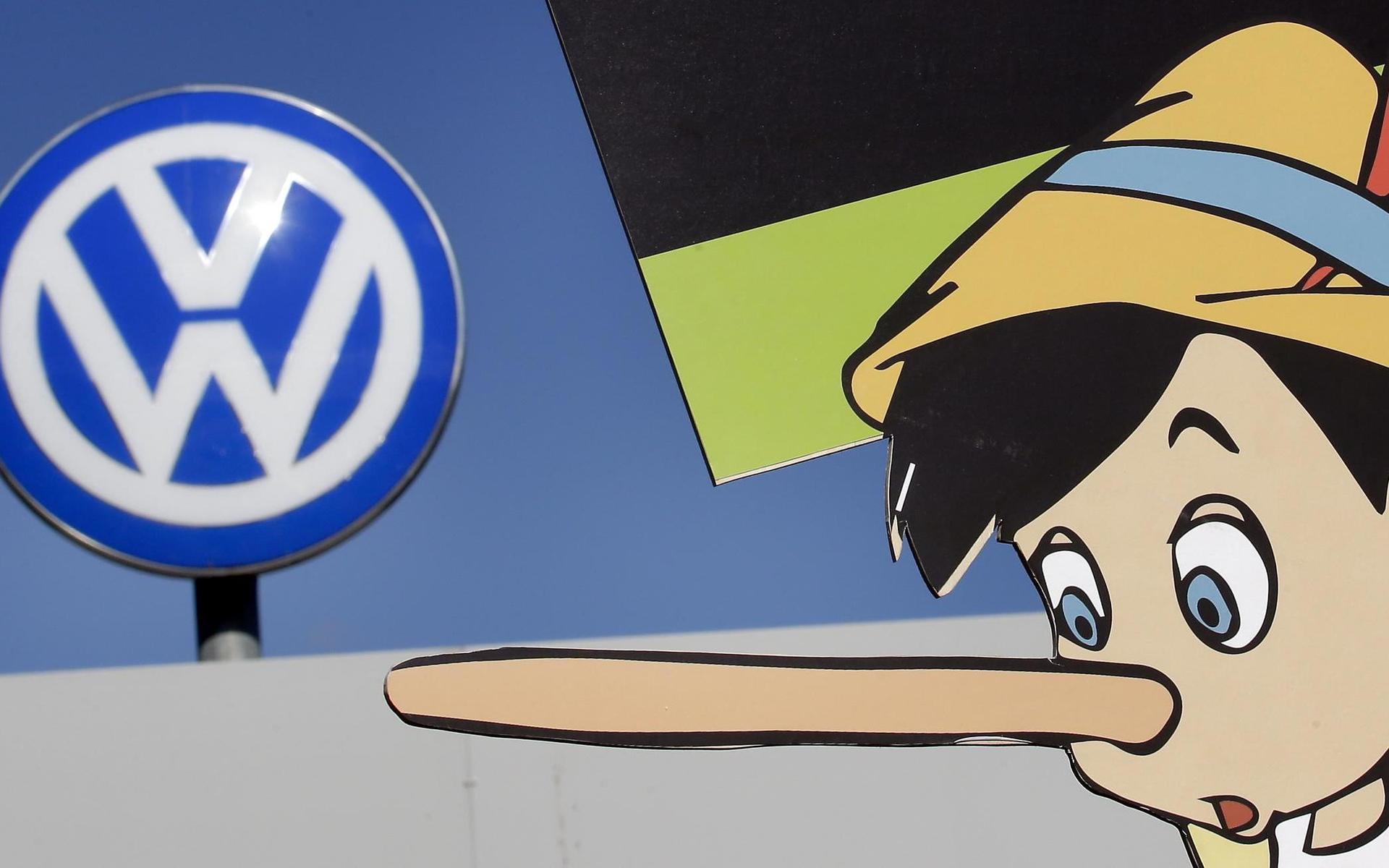 Volkswagen hävdade att de skulle byta namn på elbilar i USA till Voltswagen, ett tidigt aprilskämt som redan mötts av frän kritik. Bilden är en affisch gjord av Greenpeace under &quot;dieselgate&quot; 2015 då Volkswagen ertappades med att ha fabricerat fakta om utsläppsmängder från deras dieselbilar.