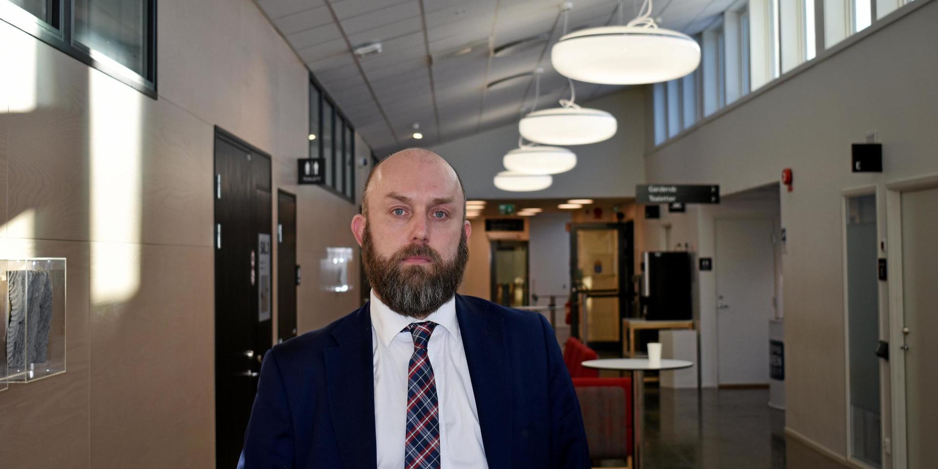 Åklagaren Johan Fröjelin leder utredningen om knivmordet i Uddevalla i början av februari.
