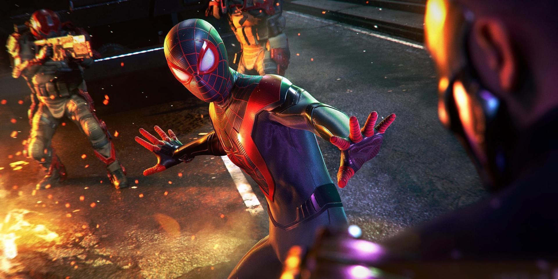 Miles Morales tar på sig spindelmannendräkten i 'Spider-Man: Miles Morales'. Pressbild. 