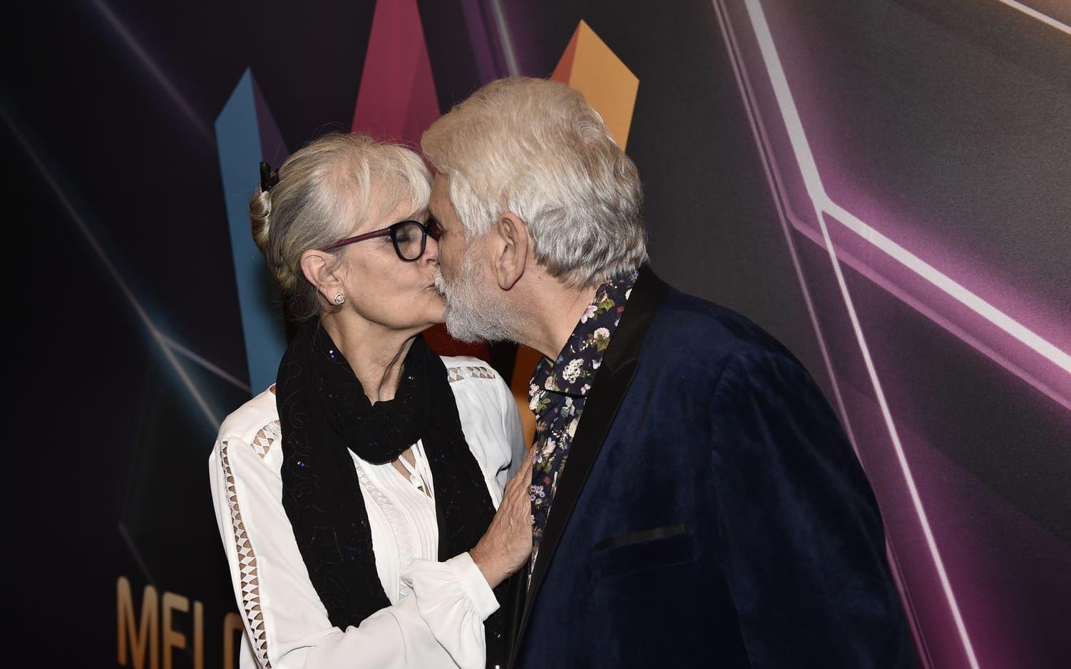 Hasse Andersson kysser sin Monica Forsberg när de kommer till efterfesten vid Melodifestivalen 2017 i Friends Arenas bankettsal i Stockholm på lördagen. Foto: TT 