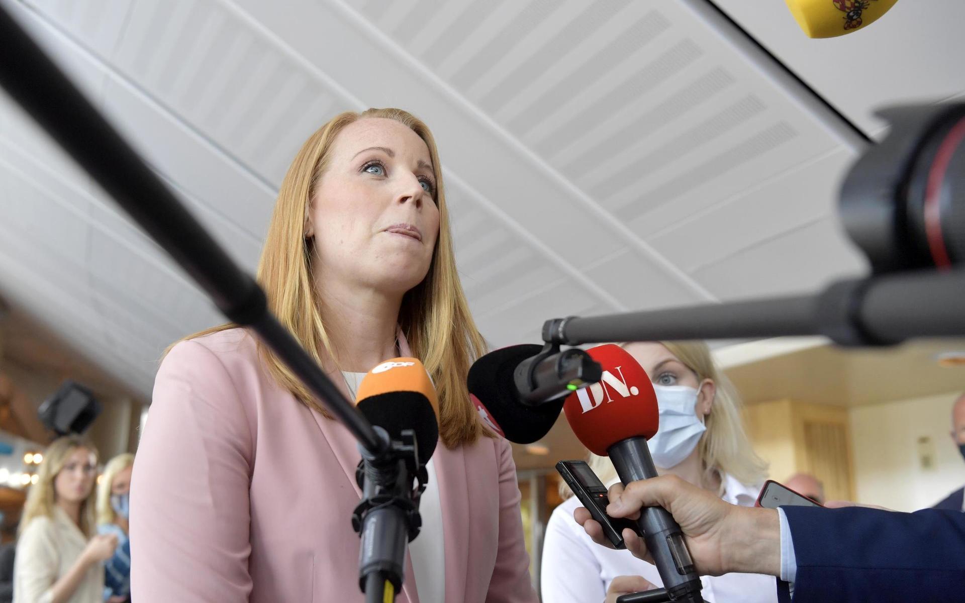 Centerpartiets partiledare Annie Lööf (C) anländer till misstroendeomröstningen i riksdagen.