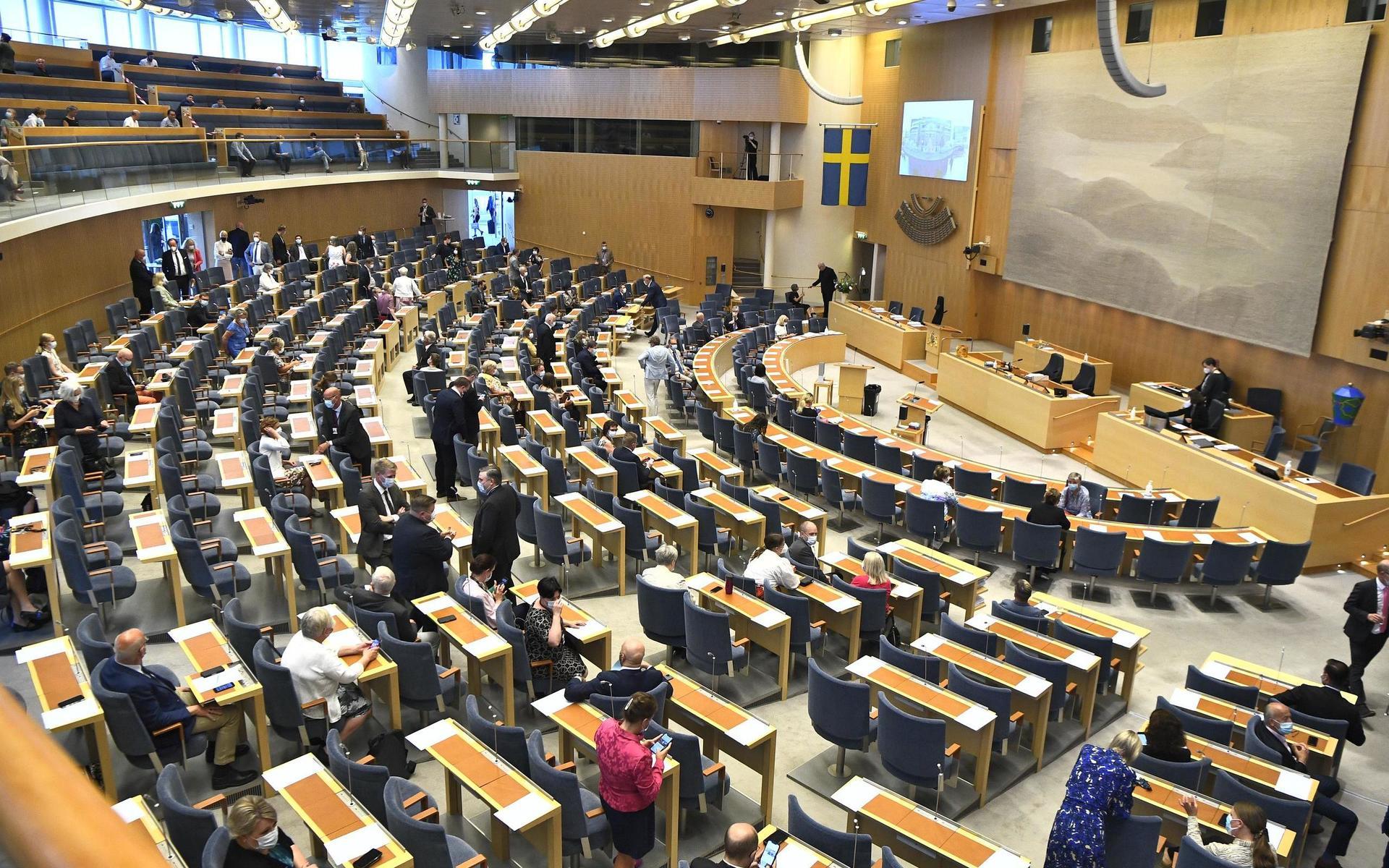 De 349 riksdagsledamöterna samlas i riksdagens plenisal för omröstningen av ett förslag om misstroendeförklaring. För första gången sedan pandemin bröt ut har alla ledamöter samlas. 