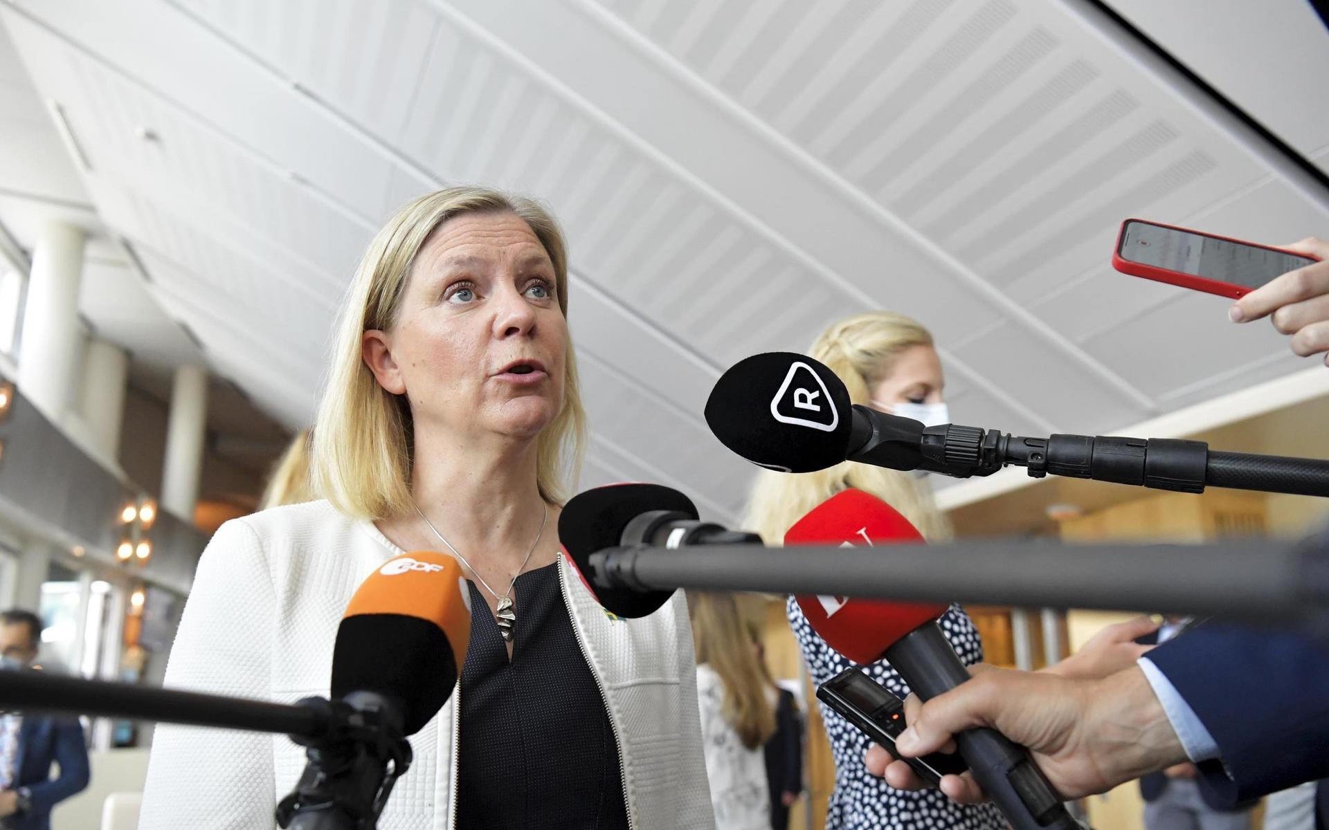 Finansminister Magdalena Andersson (S) anländer till misstroendeomröstningen i riksdagen.