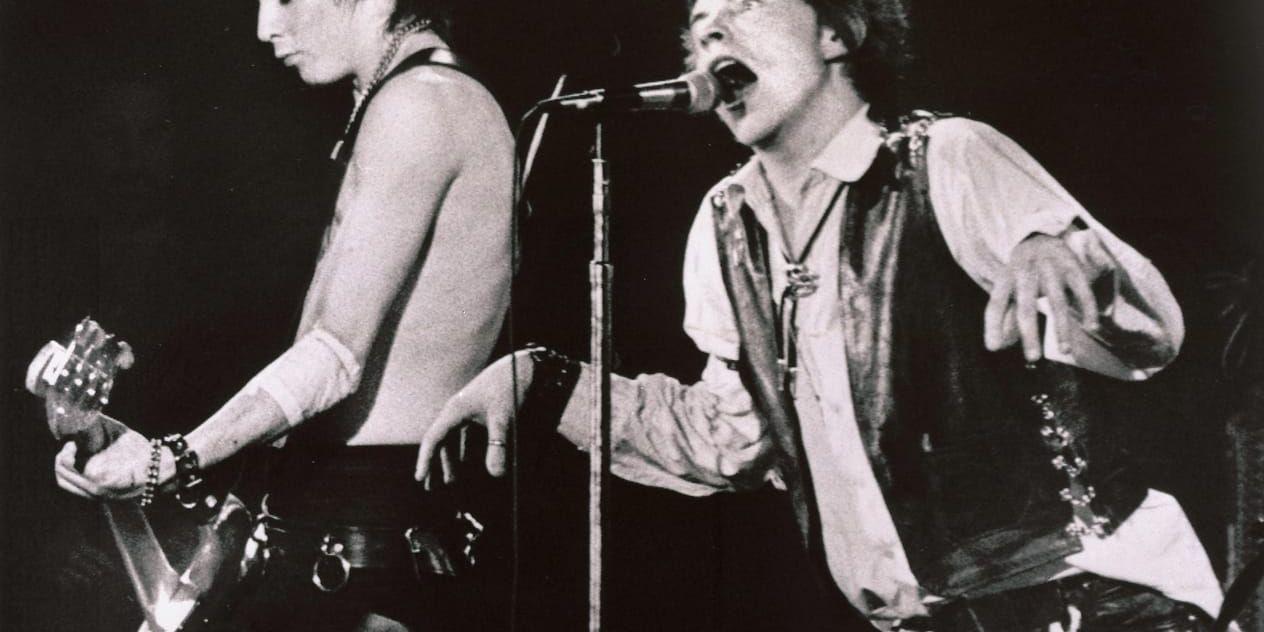 Sid Vicious och Johnny Rotten från bandet Sex Pistols uppträder i San Francisco 1978. Arkivbild.
