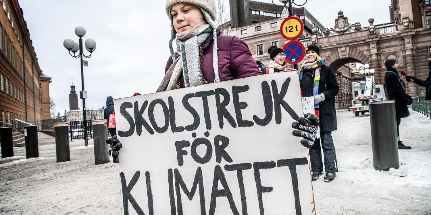 Greta Thunberg strejkar utanför riksdagen i Stockholm. Arkivbild.