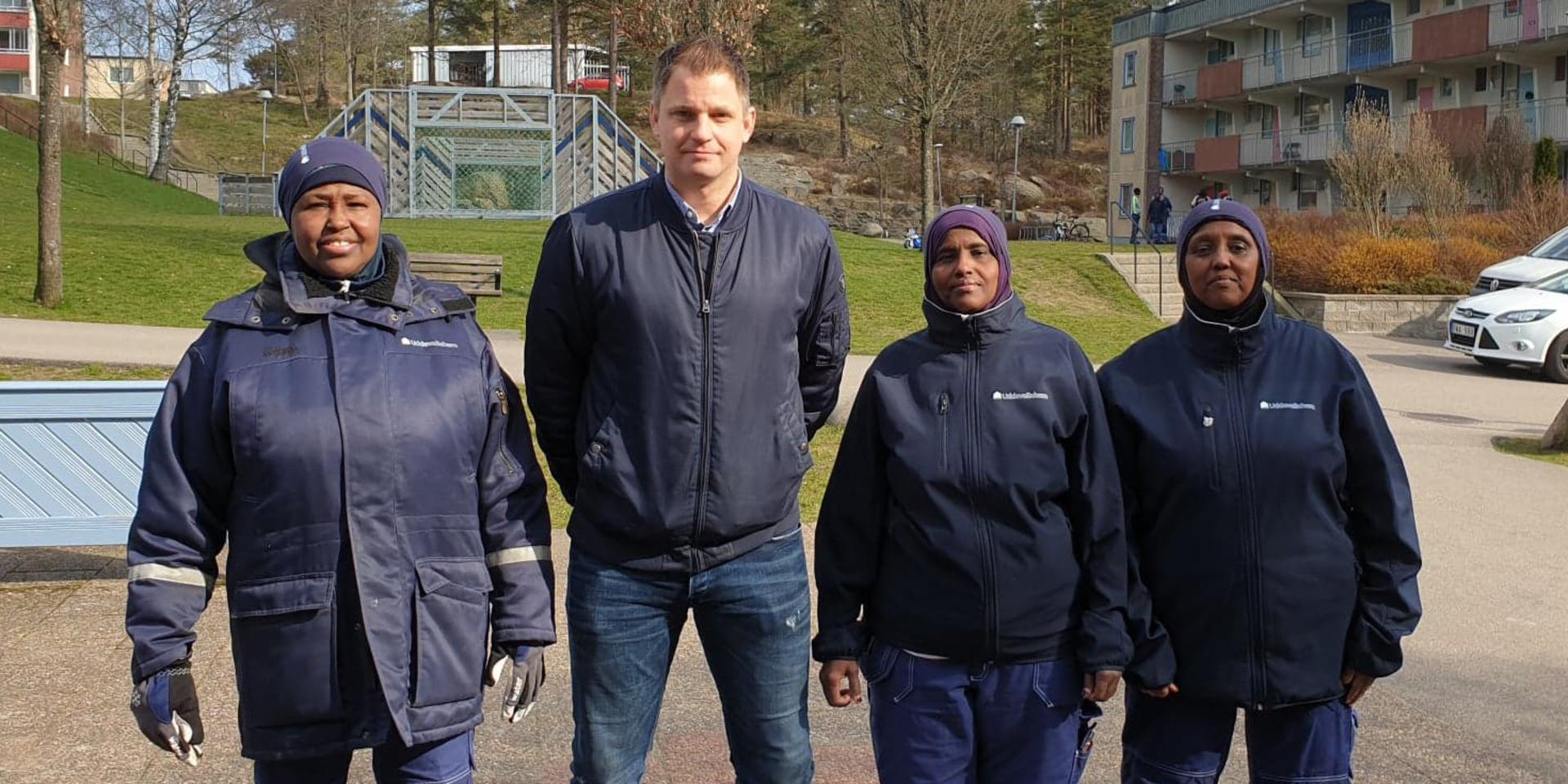 Miljövärdarna Mulki Hiraabe, Sahro Nuurali och Sofia Hussein Muhamud tillsammans med Mattias Pettersson Pohl, förvaltare på Uddevallahem.
