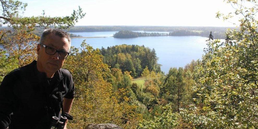 magnifik utsikt. Biolog Tord Wennerblom från Länsstyrelsen i Västra Götaland står vid den utsiktsplats på Årbolsfjället som det ska byggas en vandringsled till. I bakgrunden på bilderna syns sjön Näsölen och den långsmala halvö som kallas Harehalsen. Vid riktigt klart väder går det att se ända till Kinnekulle.