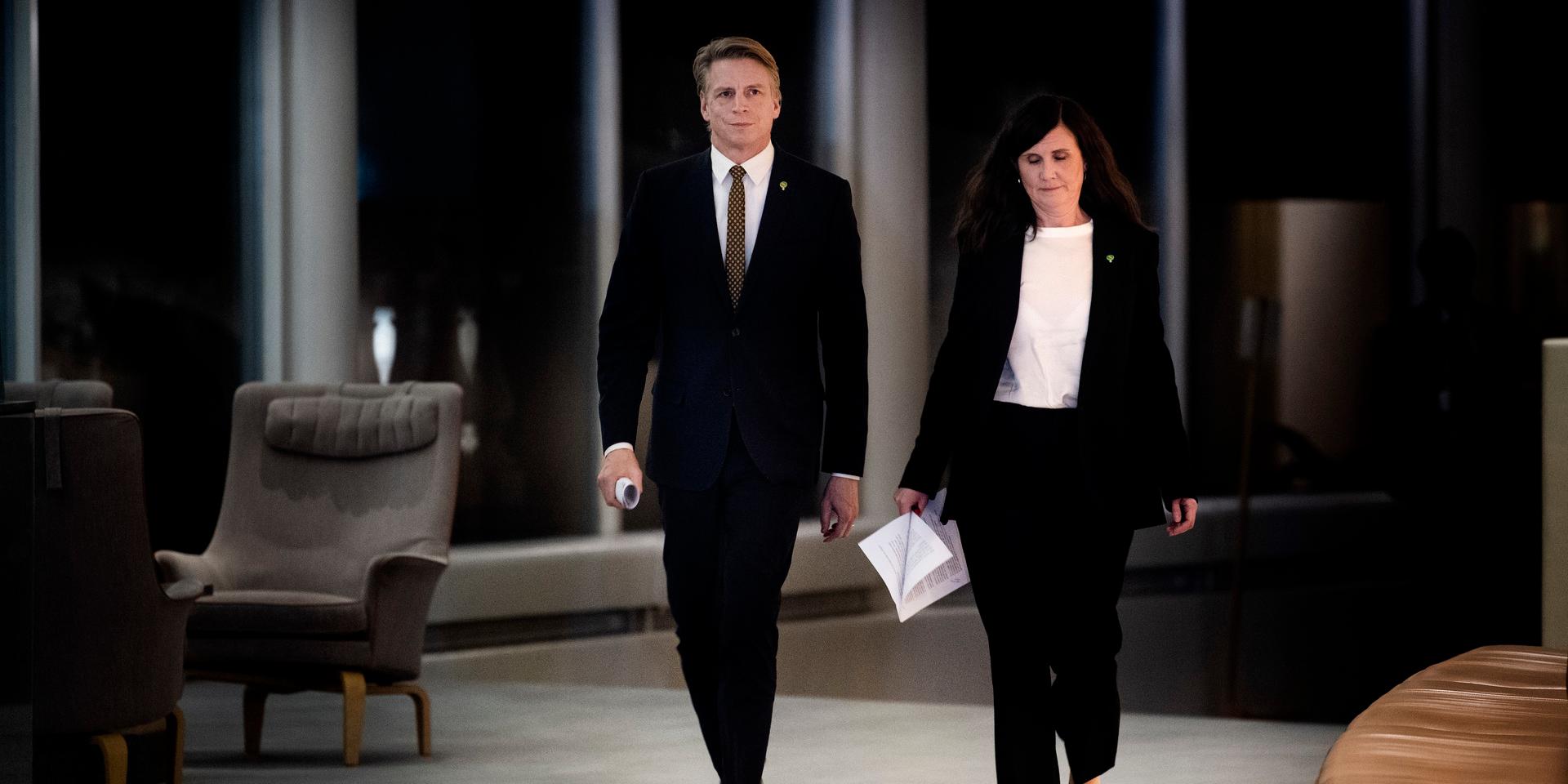 Miljöpartiets språkrör Per Bolund och Märta Stenevi på väg mot en pressträff efter budgetomröstningen i riksdagen på onsdagen.