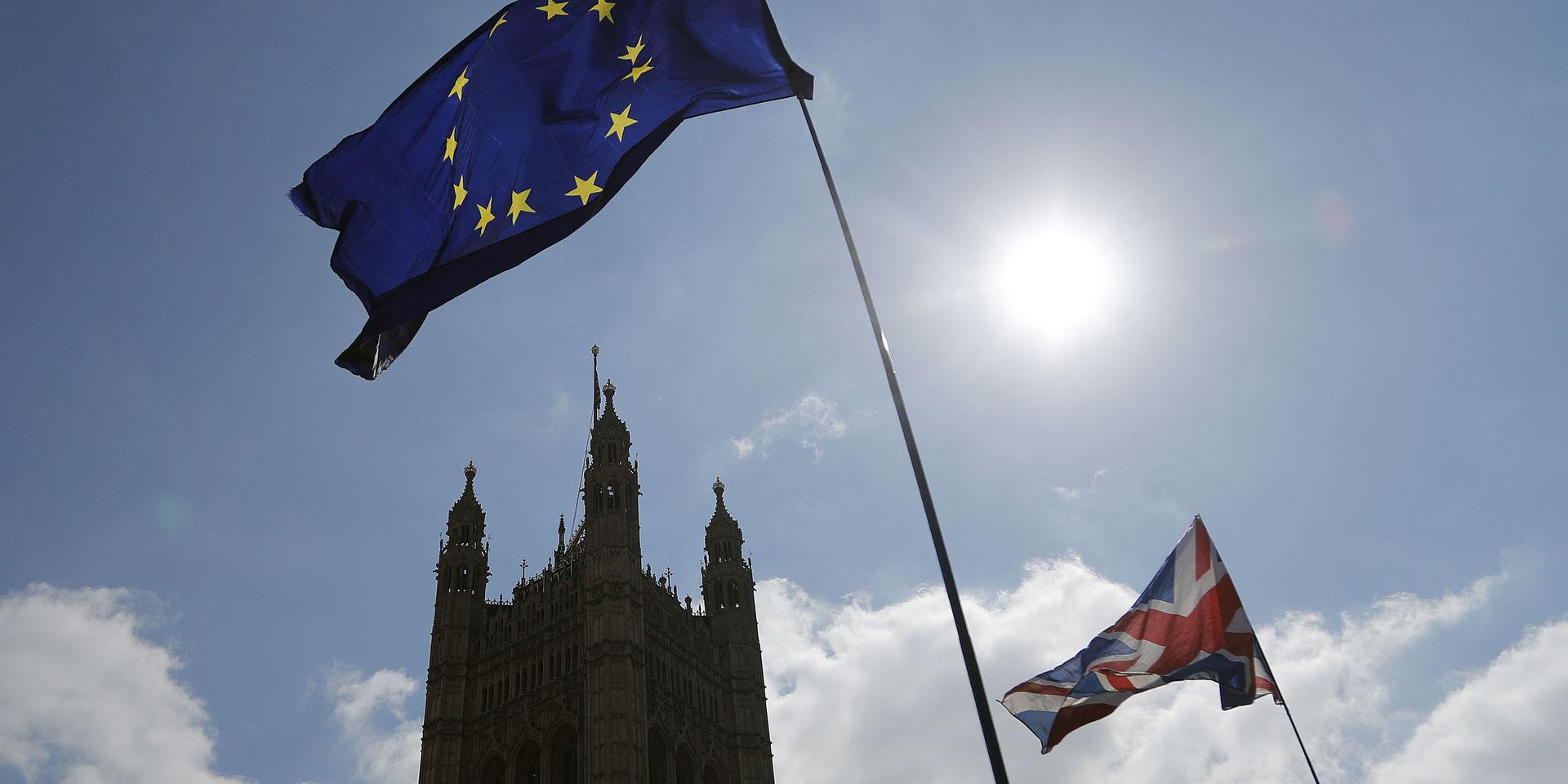 EU:s och Storbritanniens flaggor framför Big Ben, London.