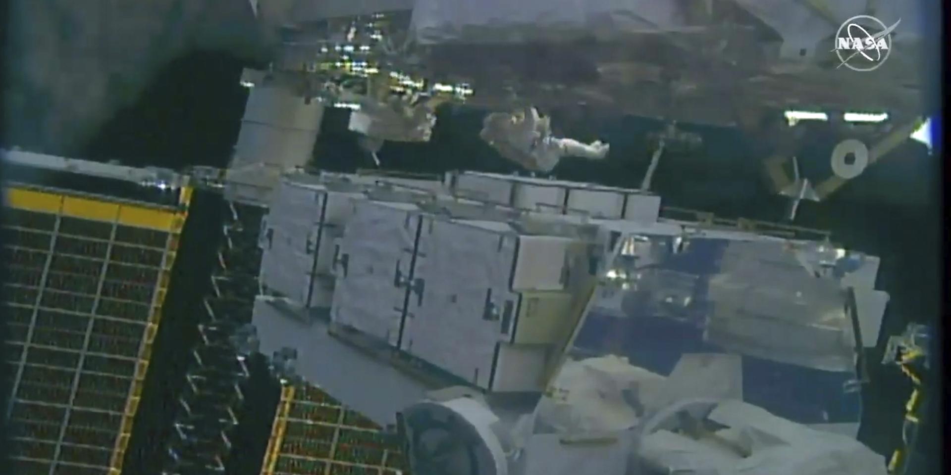 Nasa-astronauterna Jessica Meir och Christina Koch under onsdagens rymdpromenad. Uppdraget var att uppgradera batterisystemet.
