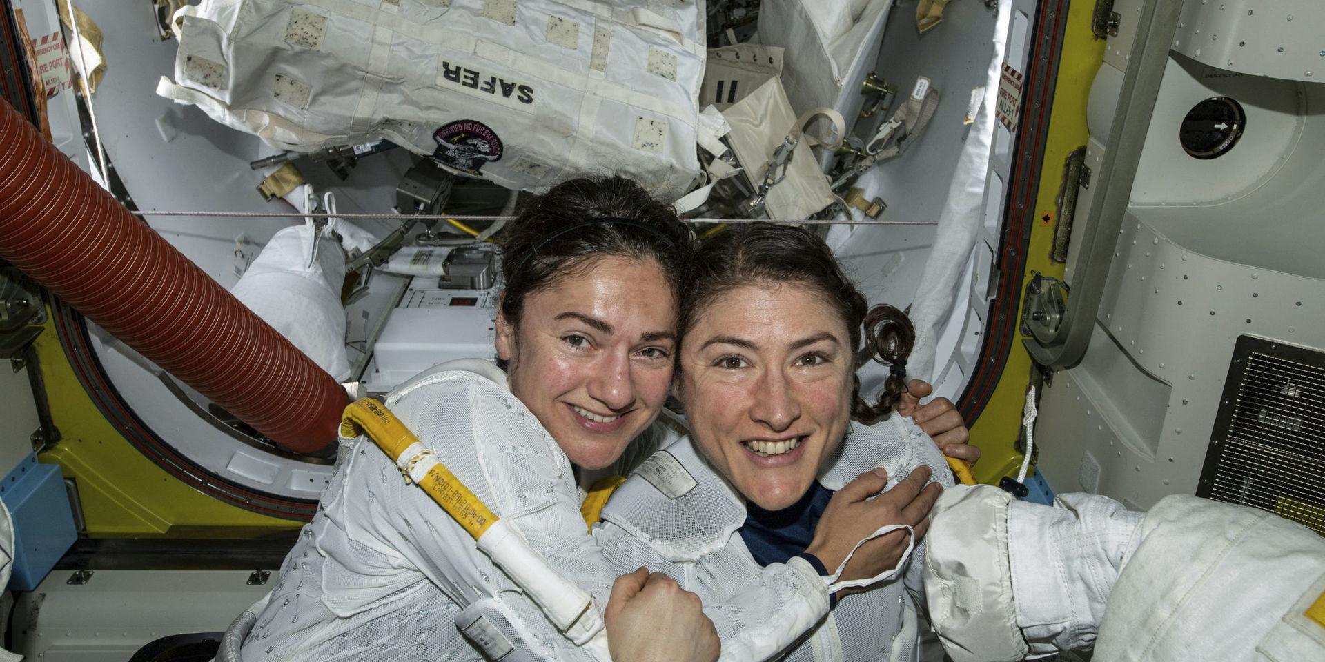 De samkörda astronauterna Jessica Meir (tv) och Christina Koch inne på rymdstationen. Onsdagens rymdpromenad är deras andra ihop. Arkivbild.