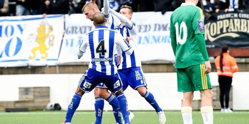 Jubel. IFK Göteborg jublar efter ett av sina fem mål. Jonas Lindberg i Ljungskile deppar.
