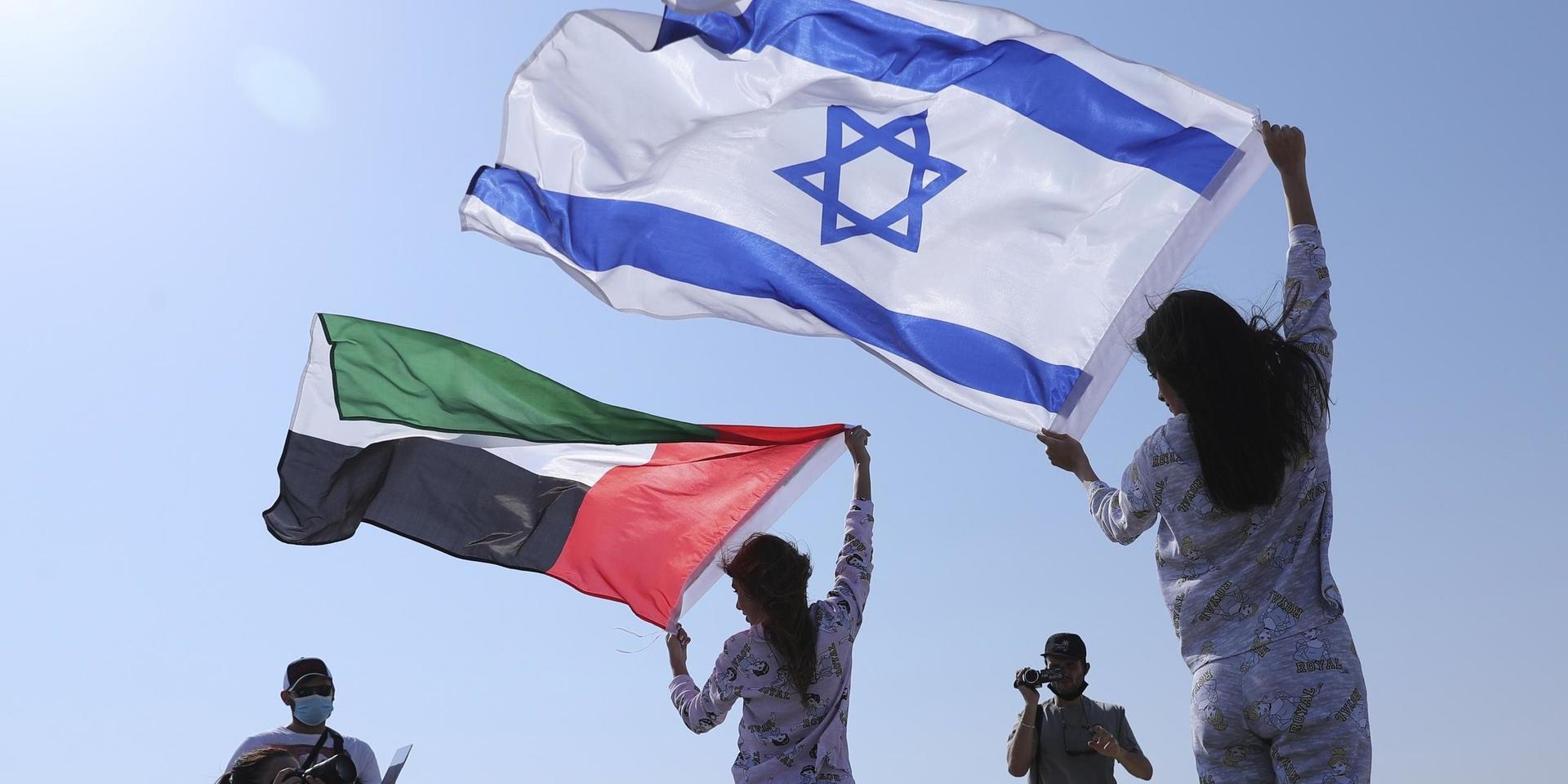 Den israeliska och den emiratiska flaggan under en fotografering i Dubai.