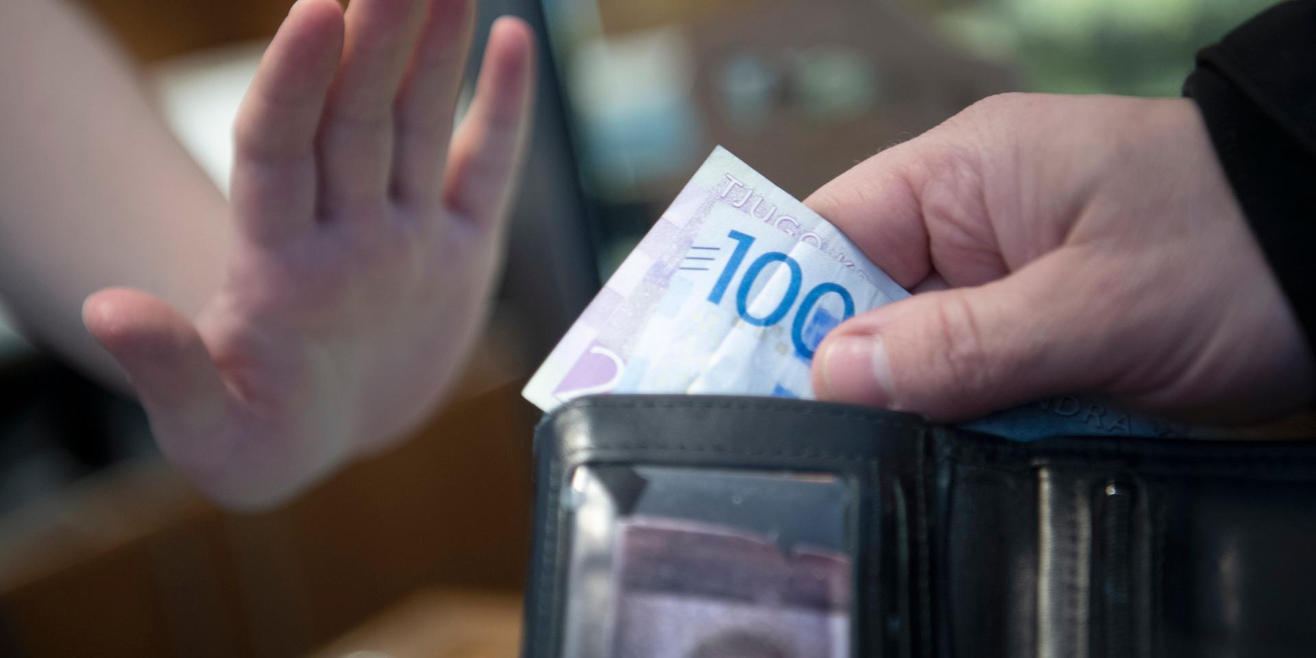 Den sjunkande kontanthanteringen gör att allt färre kontanter finns i omlopp i Sverige. Flera grupper i samhället riskerar att drabbas av detta, inte minst den äldre generationen, skriver debattörerna.