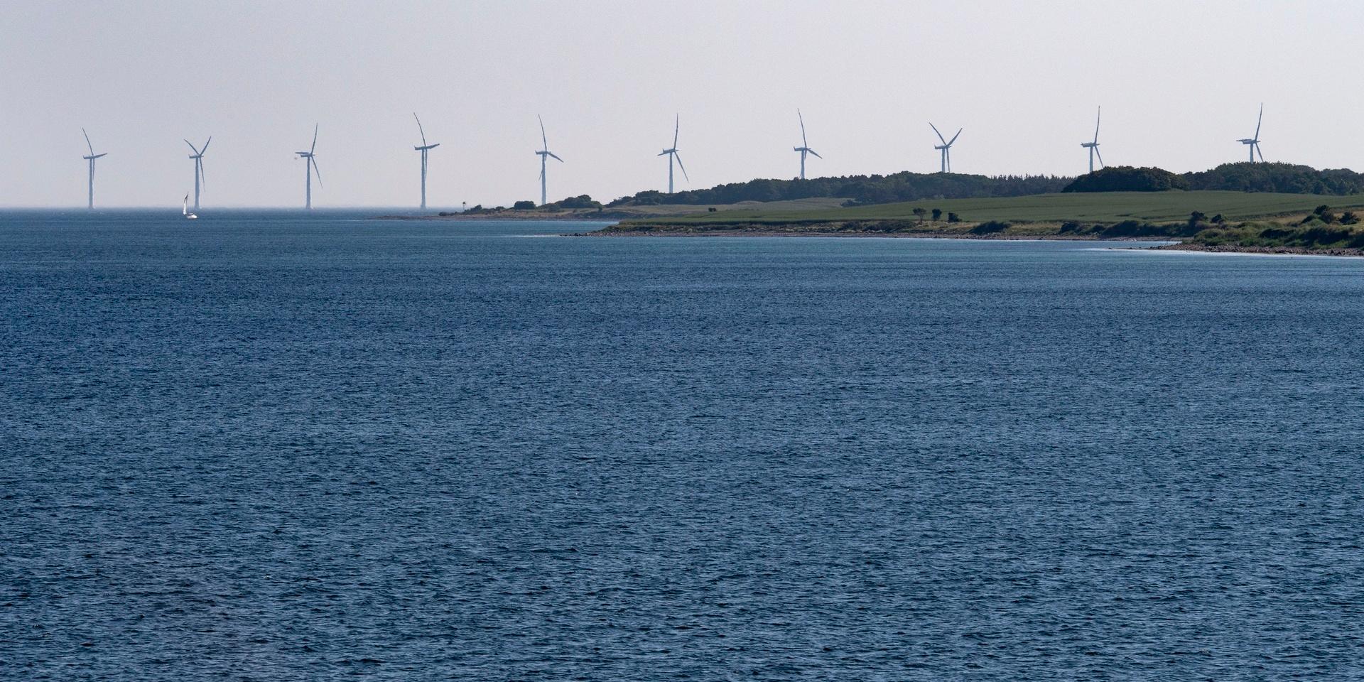 Tio havsbaserade vindkraftverk på rad utanför Samsø. 