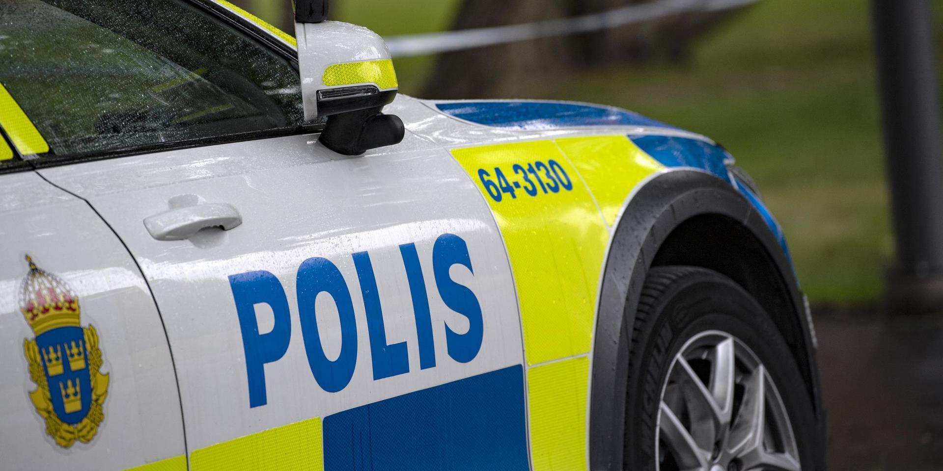 Vid kontroll av en bil i Uddevalla natten mot lördag upptäcktes både en misstänkt narkotikapåverkad passagerare och flera knivar i bilen, uppger polisen.