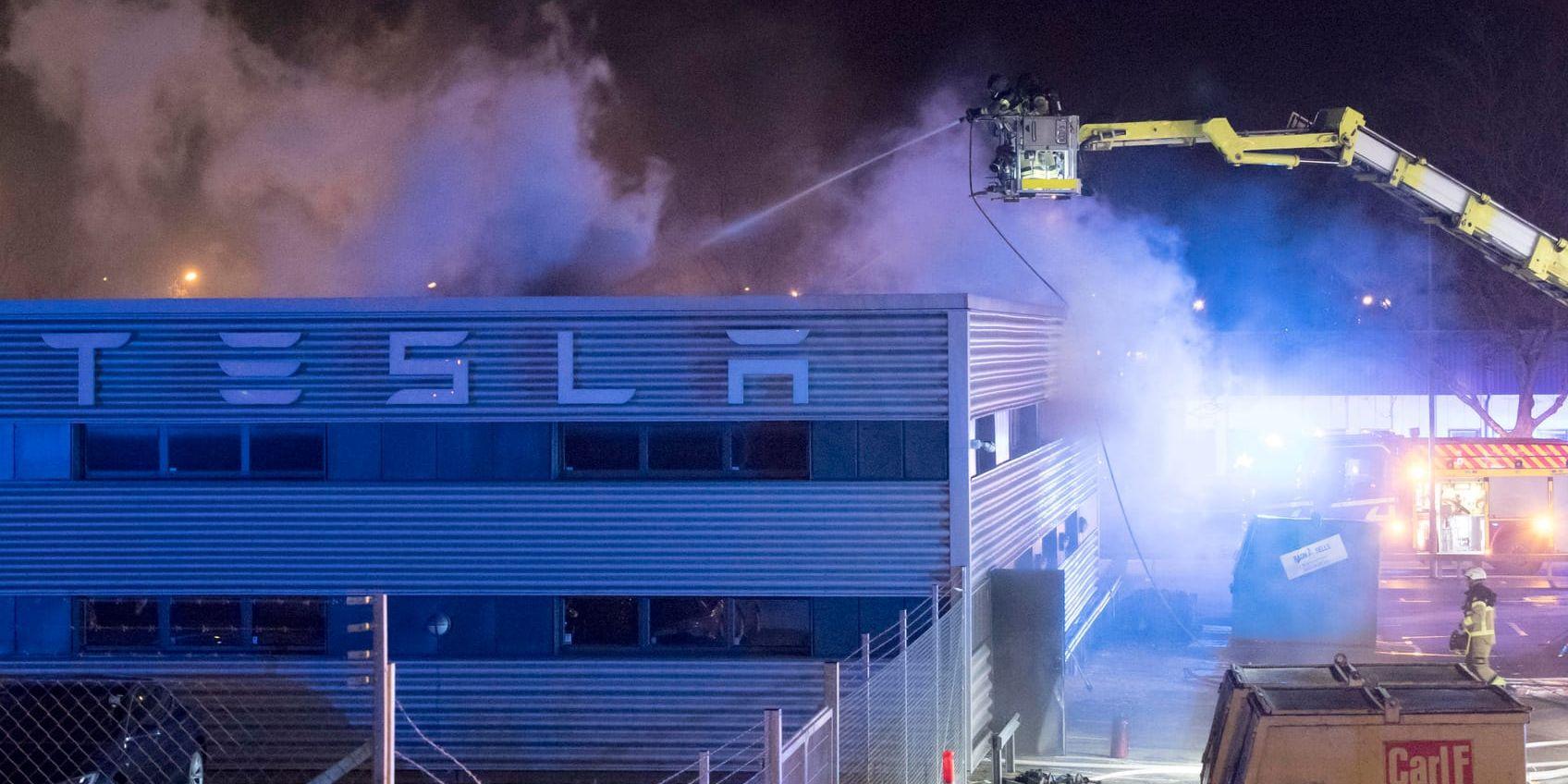 På torsdagskvällen bröt en brand ut i Teslas nyöppnade anläggning på Boplatsgatan i Malmö.