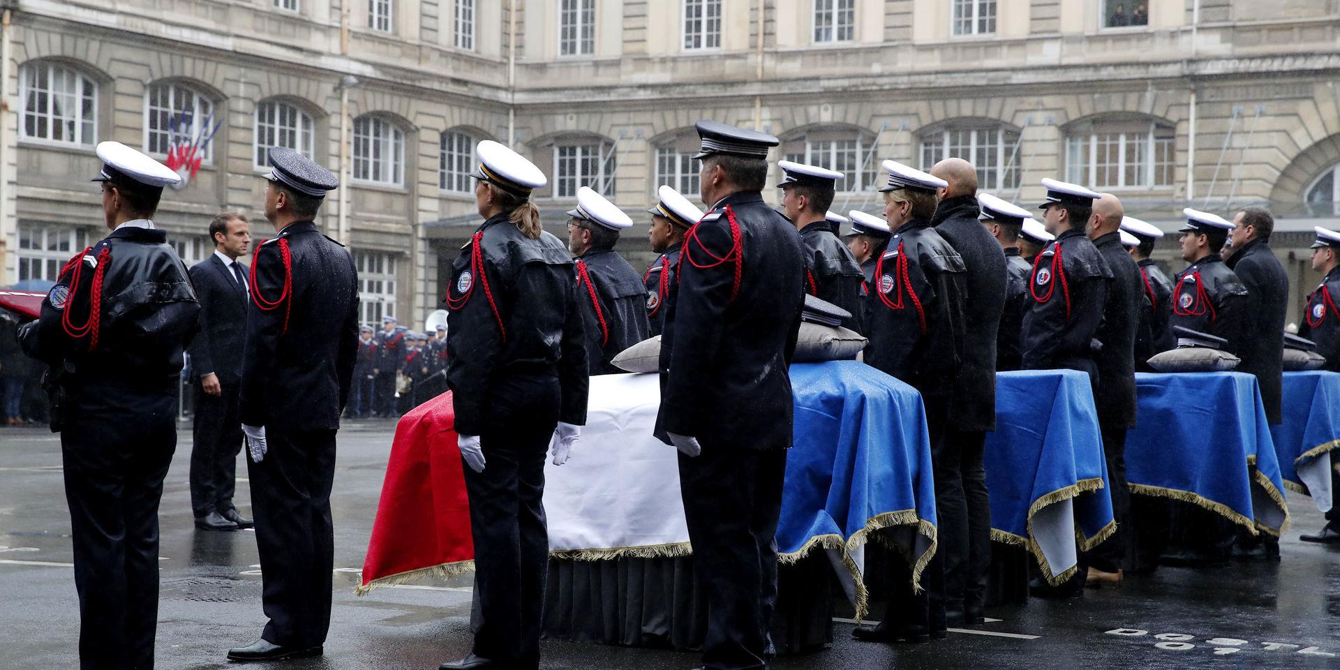 Frankrikes president Emmanuel Macron (andra från vänster) vid begravningsceremonin i Paris för de fyra poliser som dödades i torsdagens attentat.