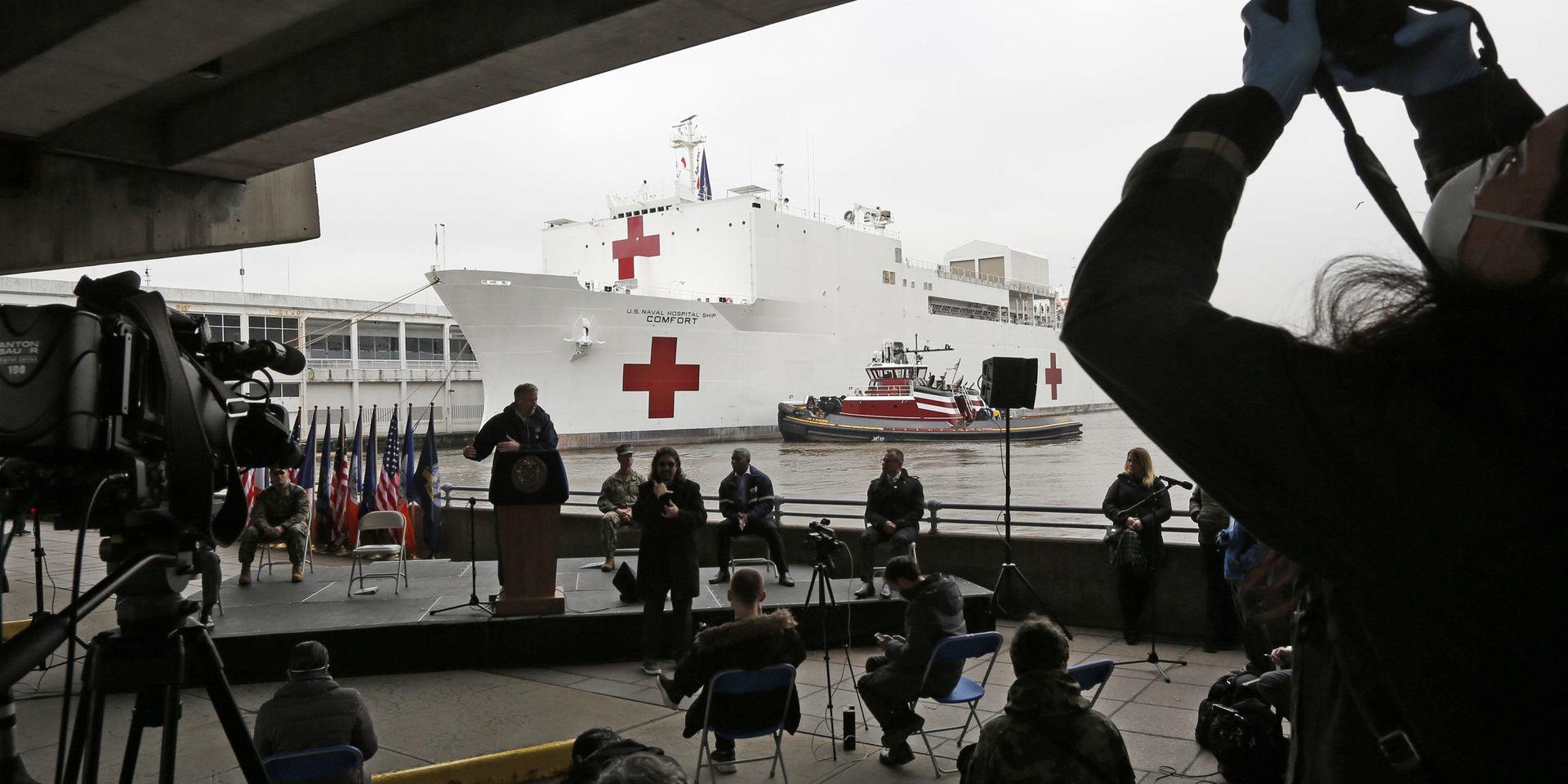 Vårdfartyget – del av den federala hjälpen till New York – mötte ett stort medieuppbåd.