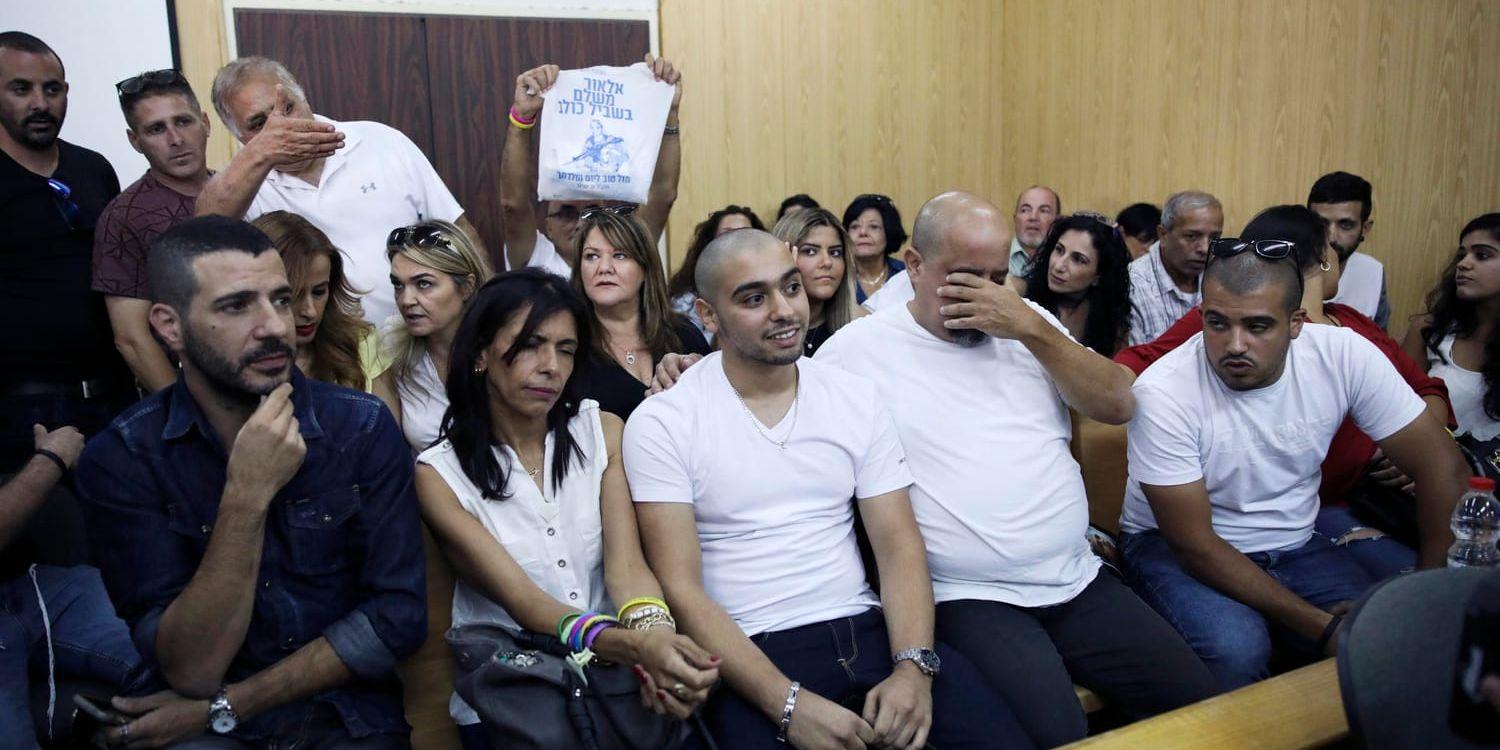 Den dråpåtalade soldater Elor Azaria omgiven av sina föräldrar i en militärdomstol i Tel Aviv i somras, där hans fängelsedom slogs fast. Arkivbild.