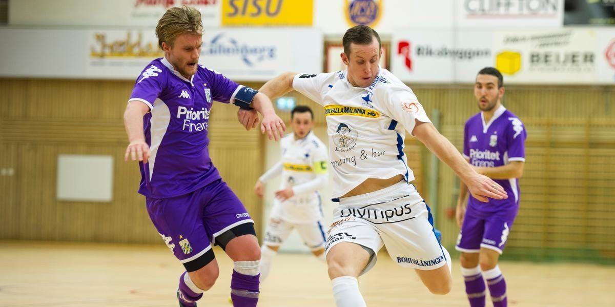 Debutant. Robert Bagger har genom åtta mål i SFL skjutit sig in i det svenska futsallandslaget. Här syns han i en närkamp med IFK Göteborgs och landslagets lagkapten, Nicklas Asp.