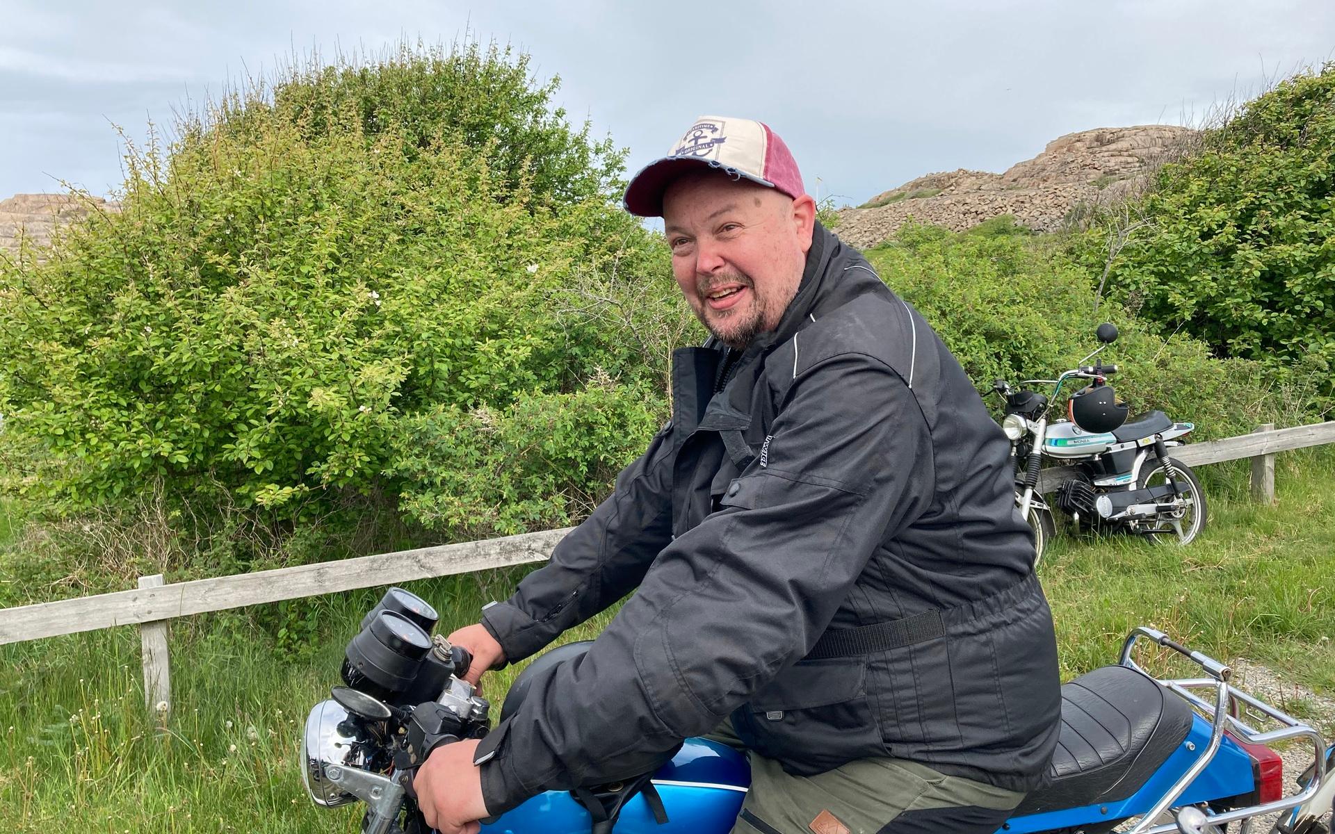 Peter Johansson känner sig som femton när han åker moped. 