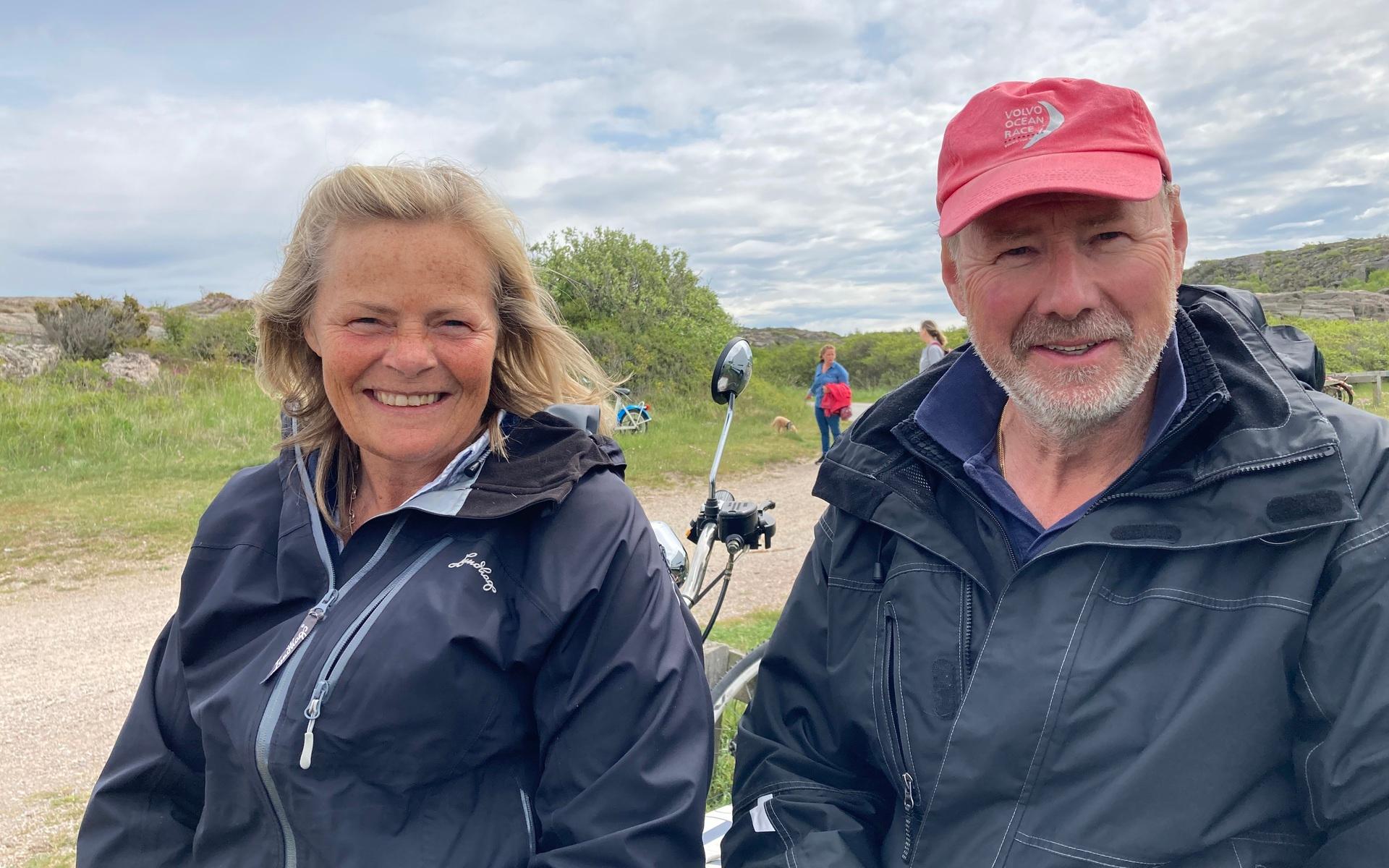 Annika Thoren och Lars Thoren är sommargäster på Hamburgö och de gick ut för att kika på alla, gamla mopeder. 