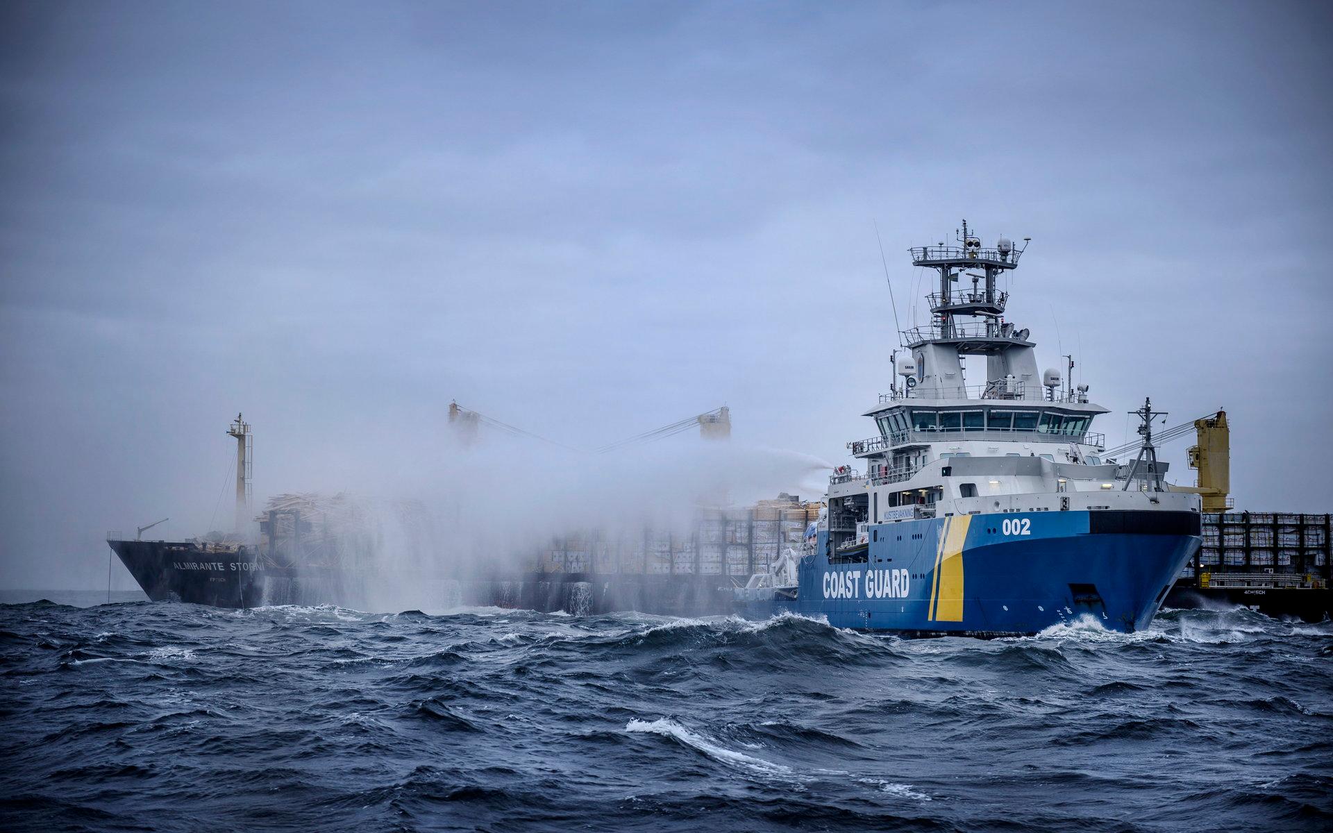 Hård vind och indikationer på att ökad värmespridning  i lasten ökar enligt Kustbevakningen riskerna med branden på bulkfartyget Almirante Storni. 