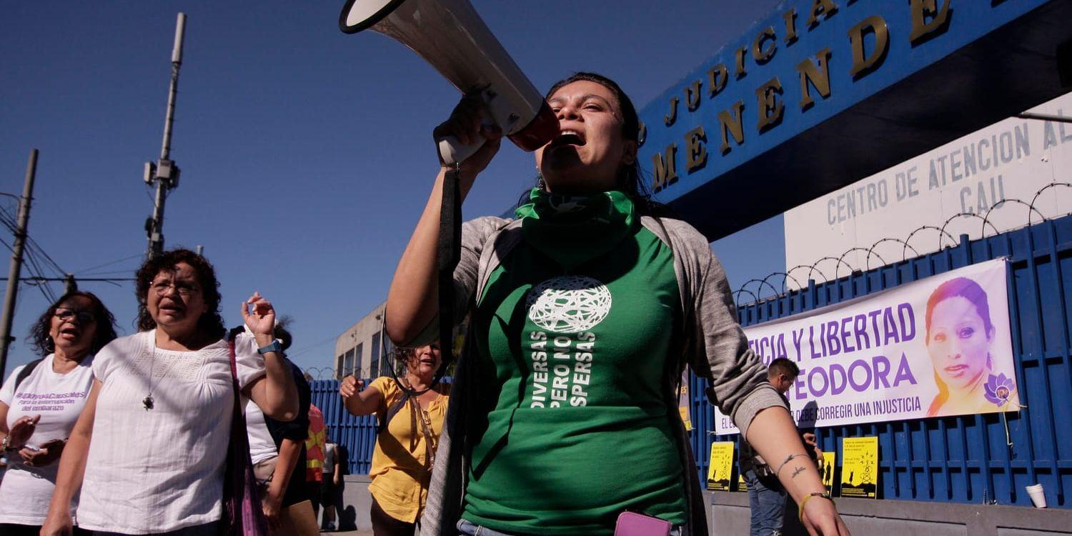 Kvinnor protesterar utanför rätten i San Salvador, och kräver att regeringen friar kvinnor som avtjänar straff för aborter.