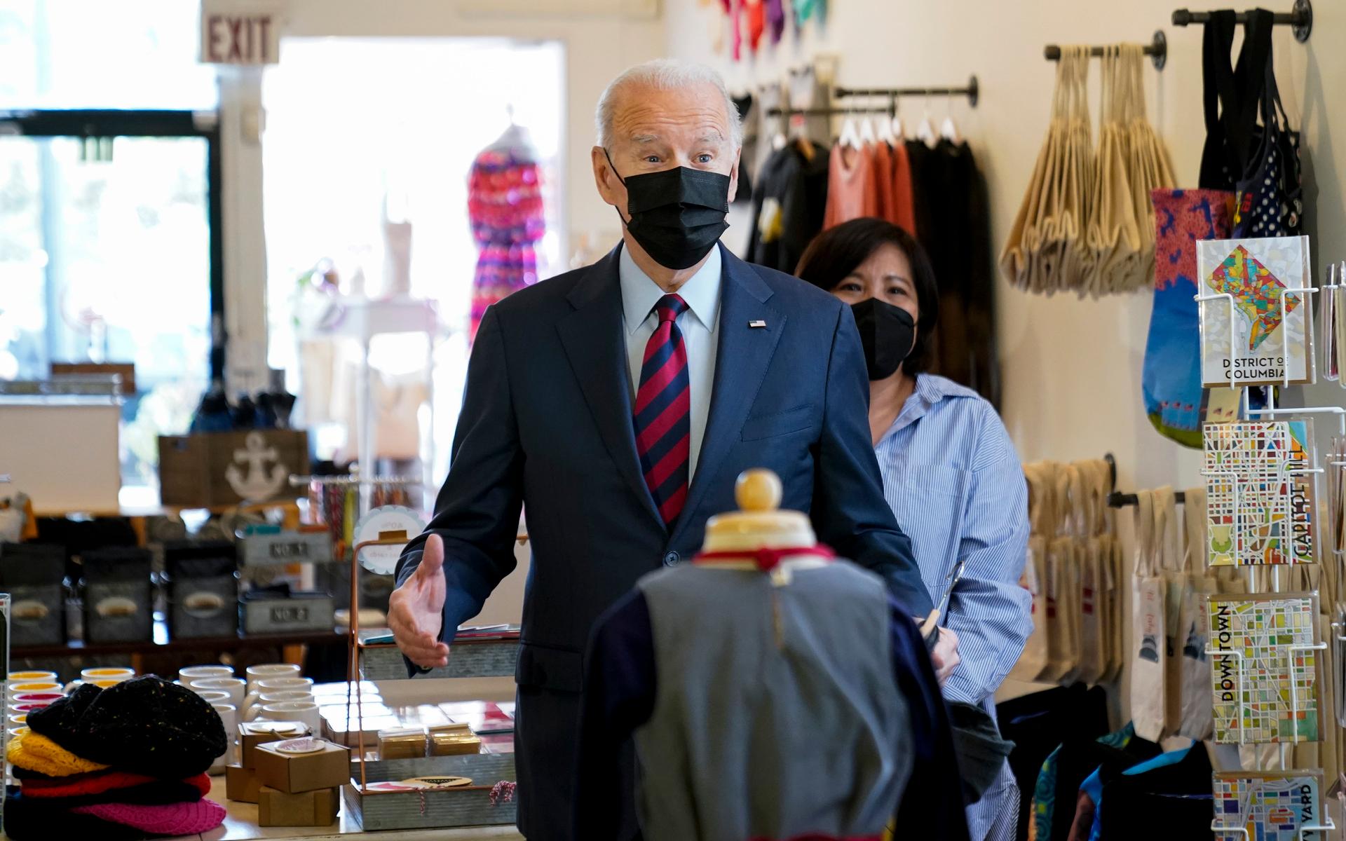 På tisdagen pratade USA:s president Joe Biden med flera reportrar under ett besök i en butik i Washington. 