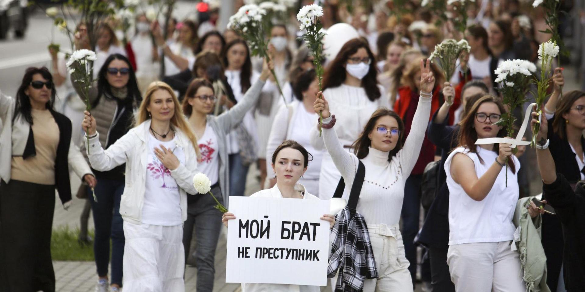 Människor har för andra dagen i rad samlats på torsdagen för att fördöma polisvåldet i Belarus. På plakatet står det 'Min bror är inte kriminell'. 