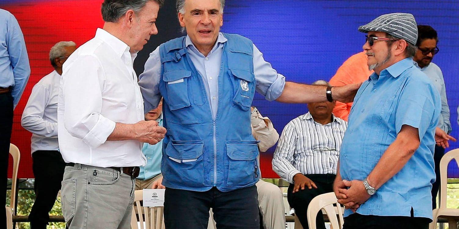 Jean Arnault, FN:s sändebud, samt Colombias president Juan Manuel Santos till vänster samt Rodrigo Londono, befälhavare i Farc, vid en ceremoni under tisdagen för den nu avslutade avväpningen av gerillan.