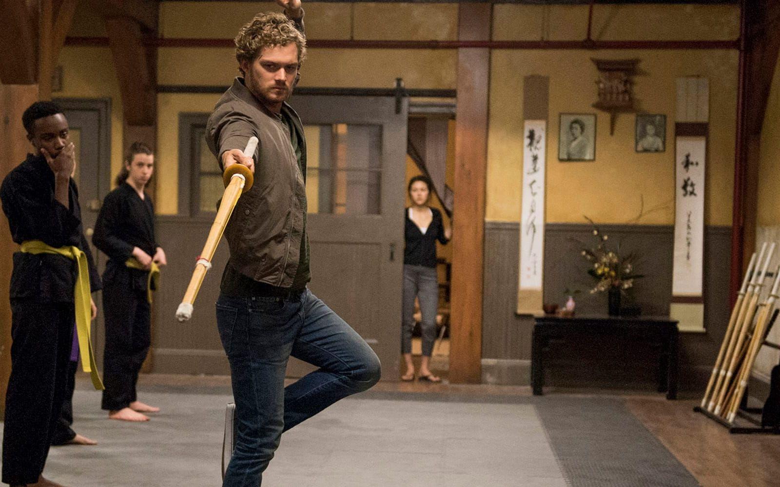 <strong>MARVEL’S IRON FIST</strong> – säsong 1 (Netflix, 17/3): Netflix fortsätter trycka ut serier baserade på Marvelhjältar. Den här gången om en kung fu-mästare i New York.