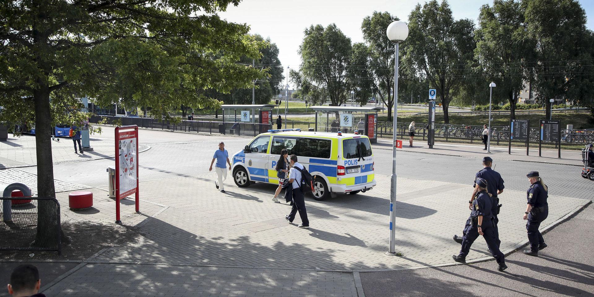 En 18-årig man knivhuggs till döds vid ett rån i Göteborg. Polisen har gripit två unga män och en kvinna misstänkta för mord. De begärs nu häktade.