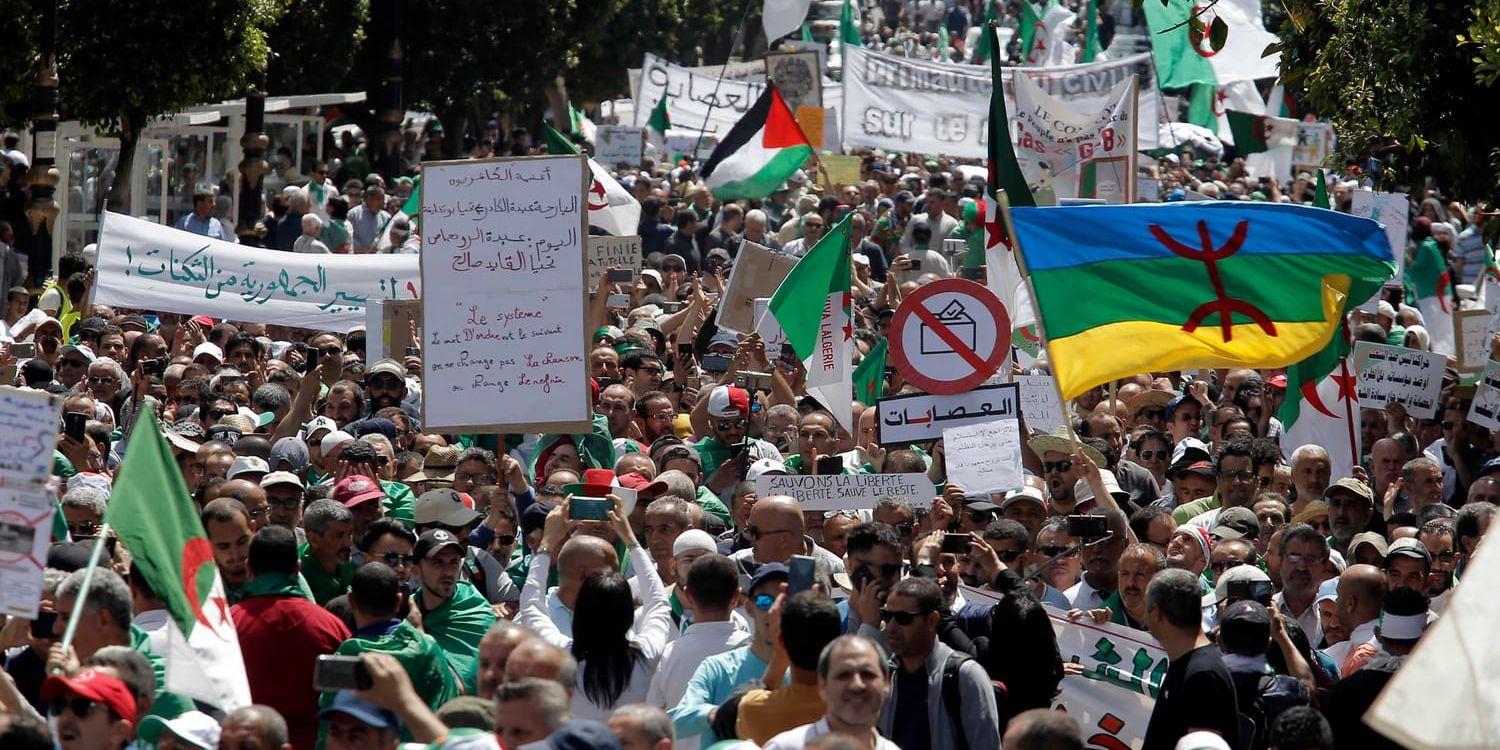 Demonstranter samlades i centrala Alger på fredagen för att uttrycka sitt missnöje mot den styrande eliten. Arkivbild.