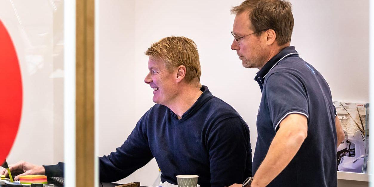 Magnus Stenberg och Jonny Petersson i kontoret på Tjörn.