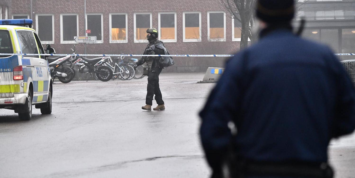 Polis på plats efter en explosion på Hässleholms tekniska skola. En man i 20-årsåldern har gripits misstänkt för terrorbrott.